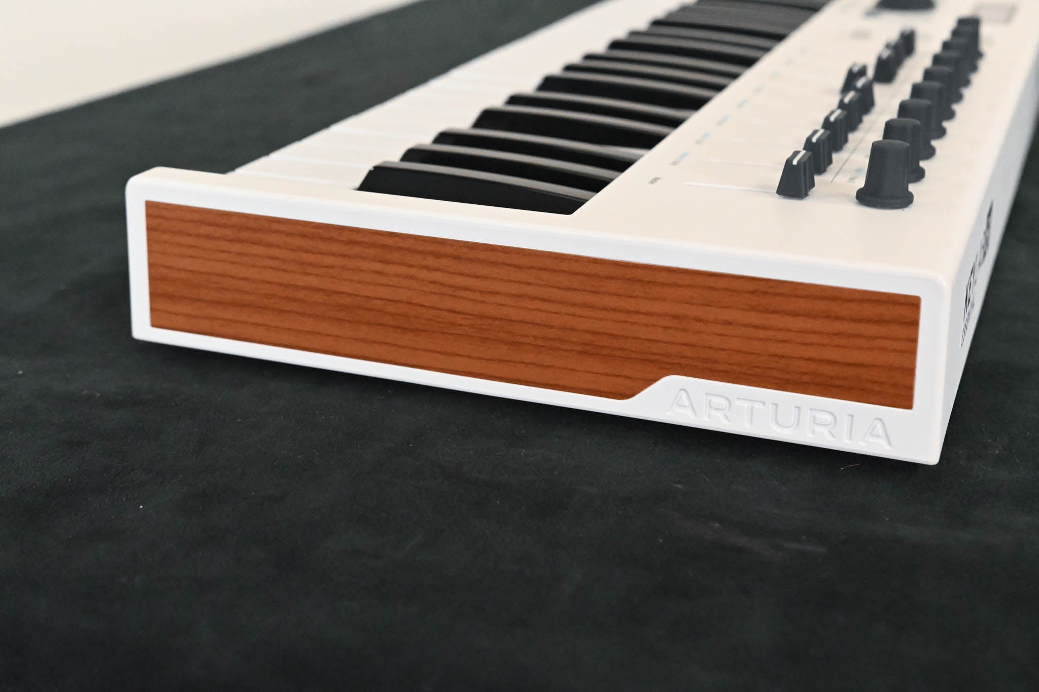 Arturia KeyLab Essential 61 MIDI Controller - White (NO POWER SUPPLY)