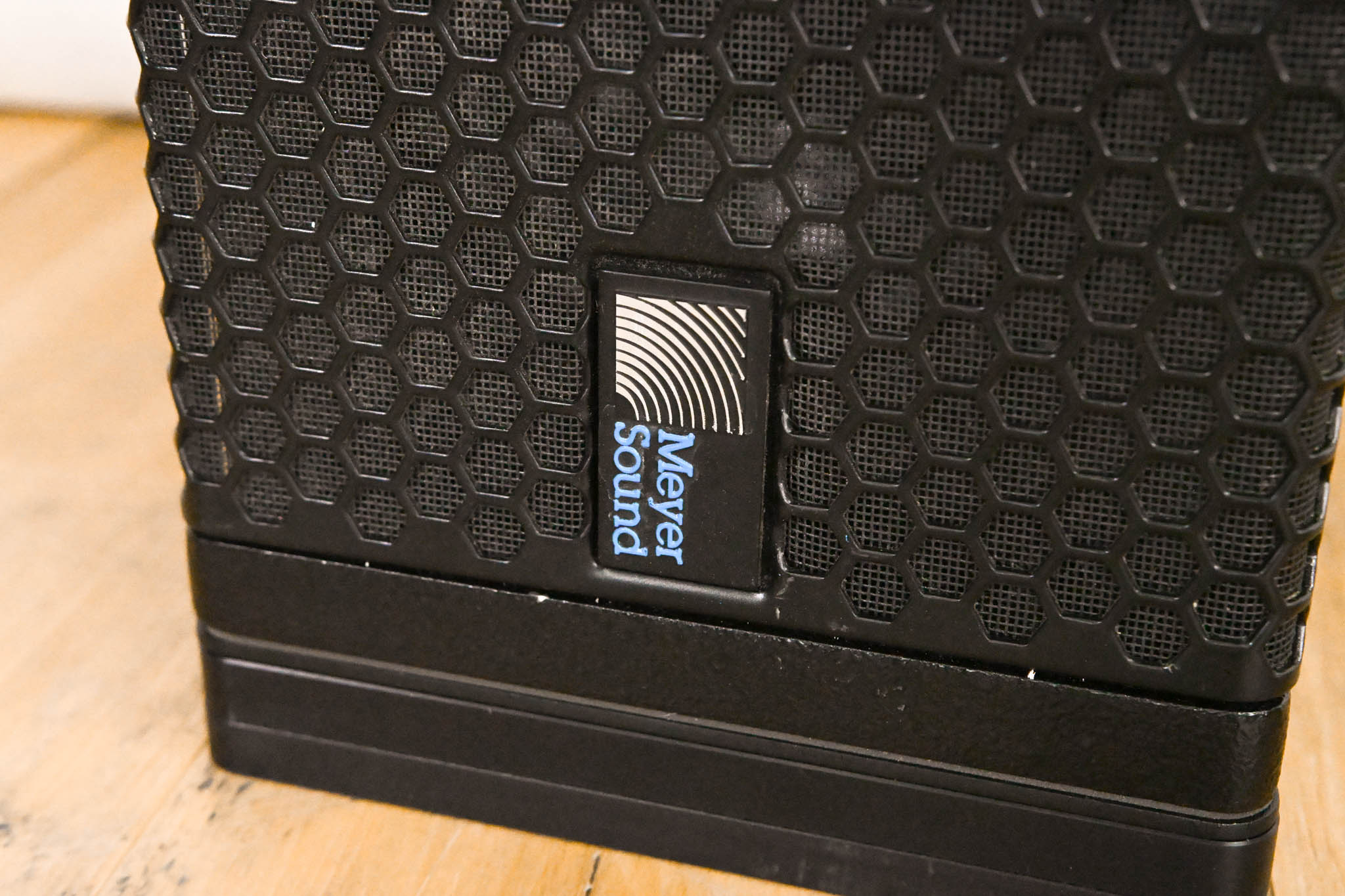 Meyer Sound M1D Ultra-Compact Curvilinear Array Loudspeaker