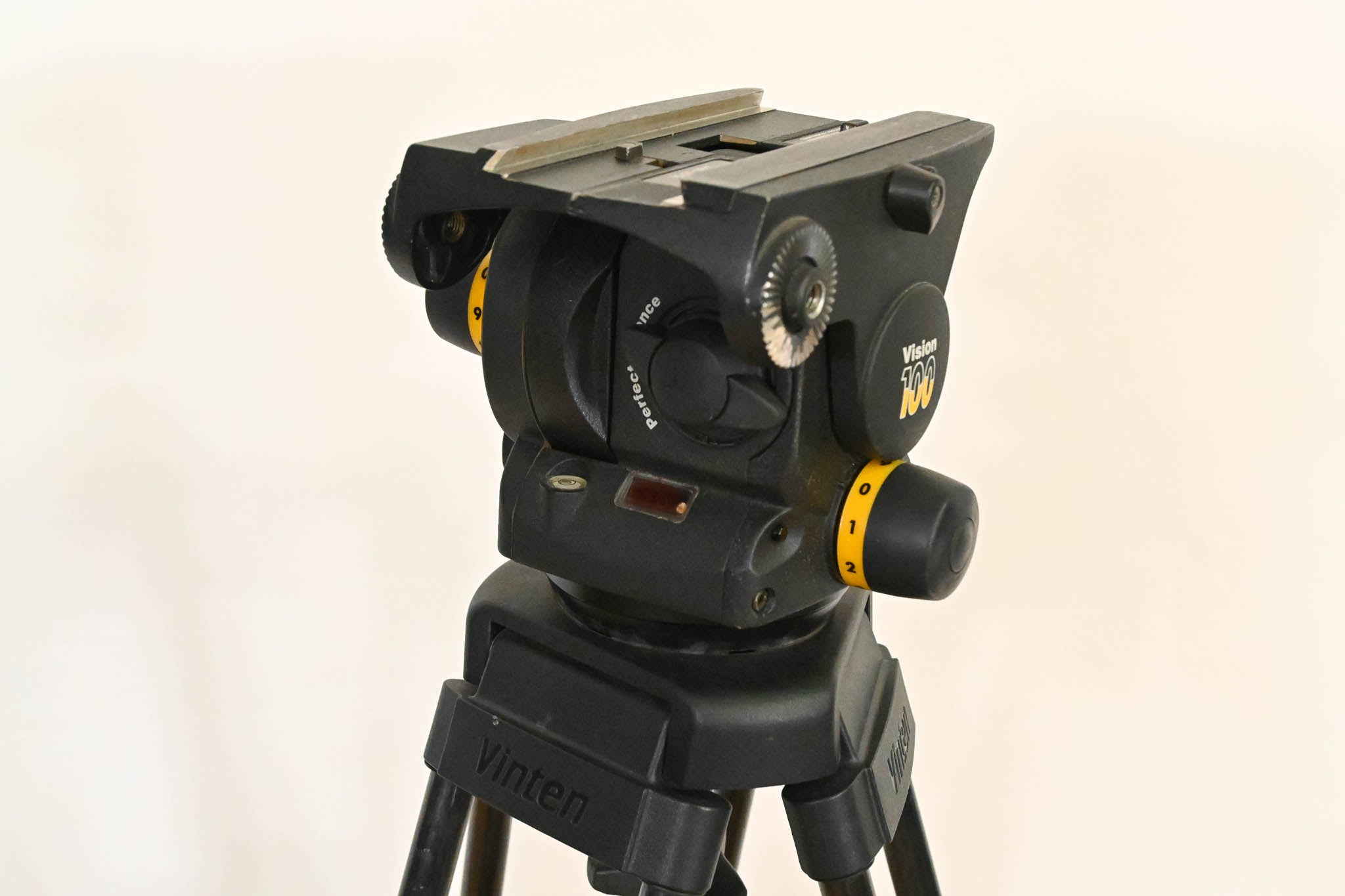 Vinten Vision 100 Fluid Head with Aluminum Tripod