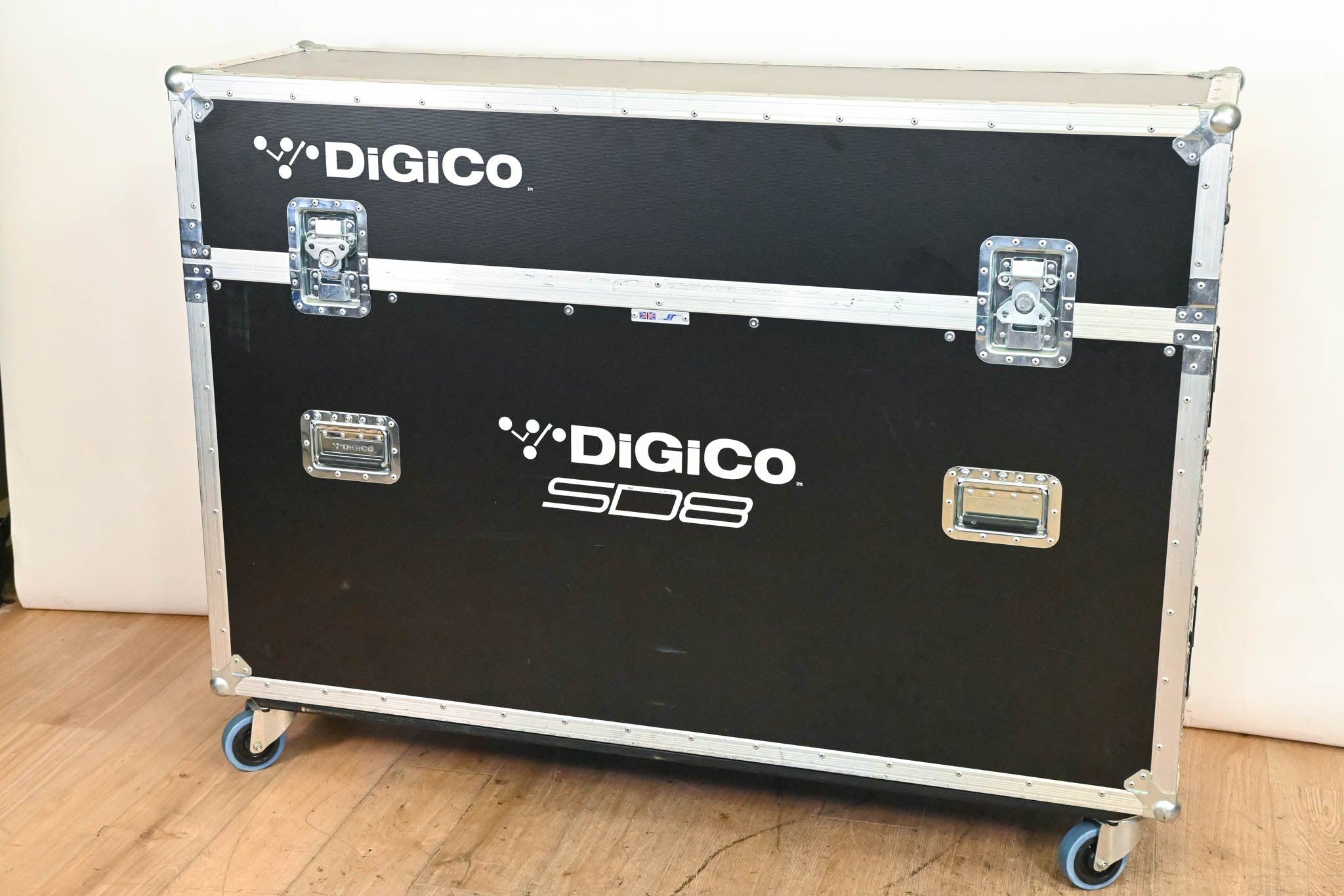 DiGiCo SD8 120-Channel Digital Mixing Console with Road Case