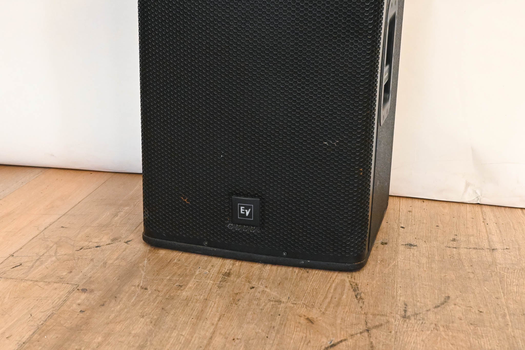 Electro-Voice (EV) ELX115P 15" Live X Two-Way Powered Loudspeaker