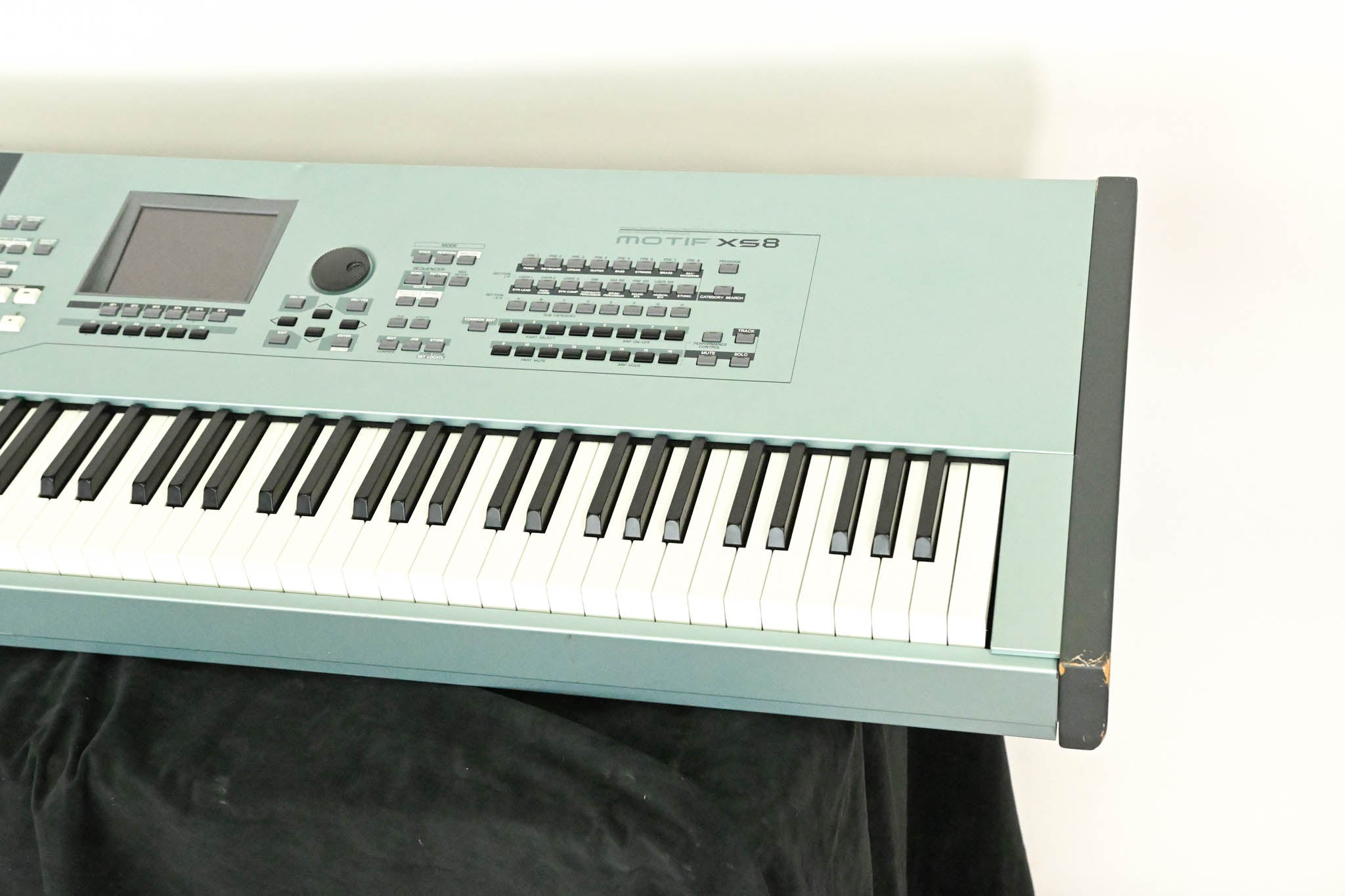 Yamaha Motif XS8 88-Key Synthesizer Keyboard Workstation