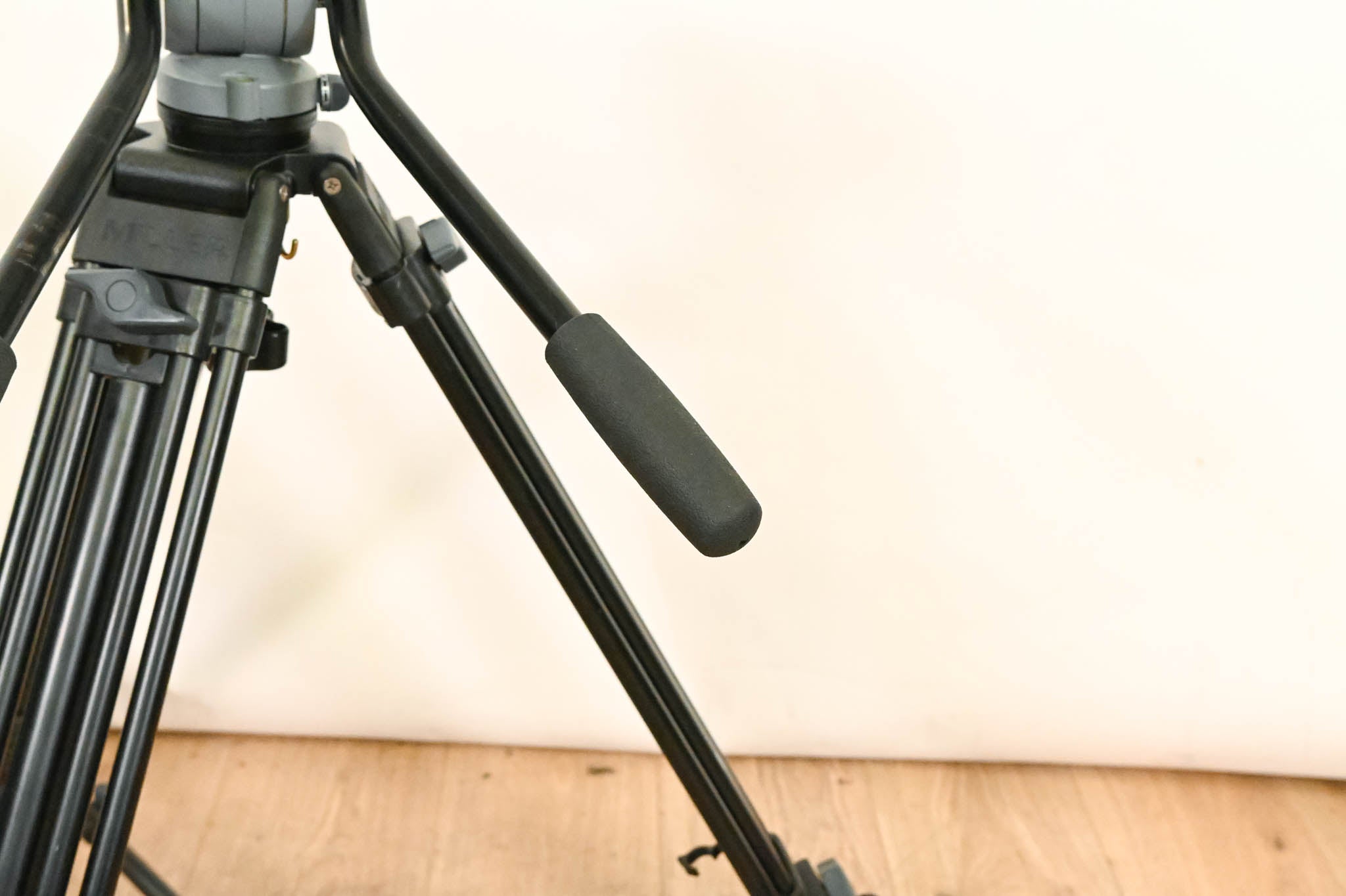 Miller DS-20 Fluid Head with 2-Stage Aluminum Tripod