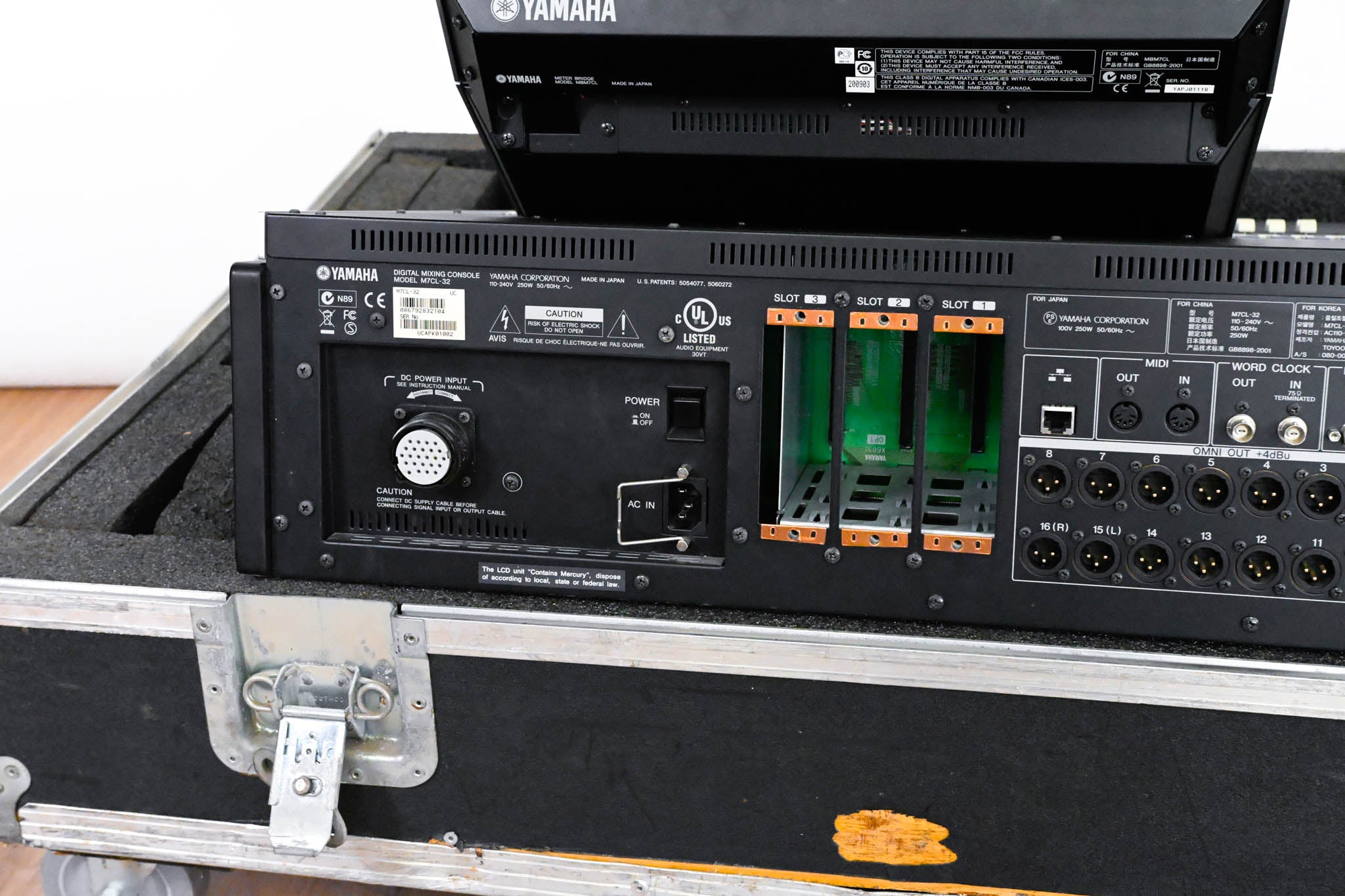 Yamaha M7CL-32 32-Channel Digital Audio Mixer with Road Case CG01XSN