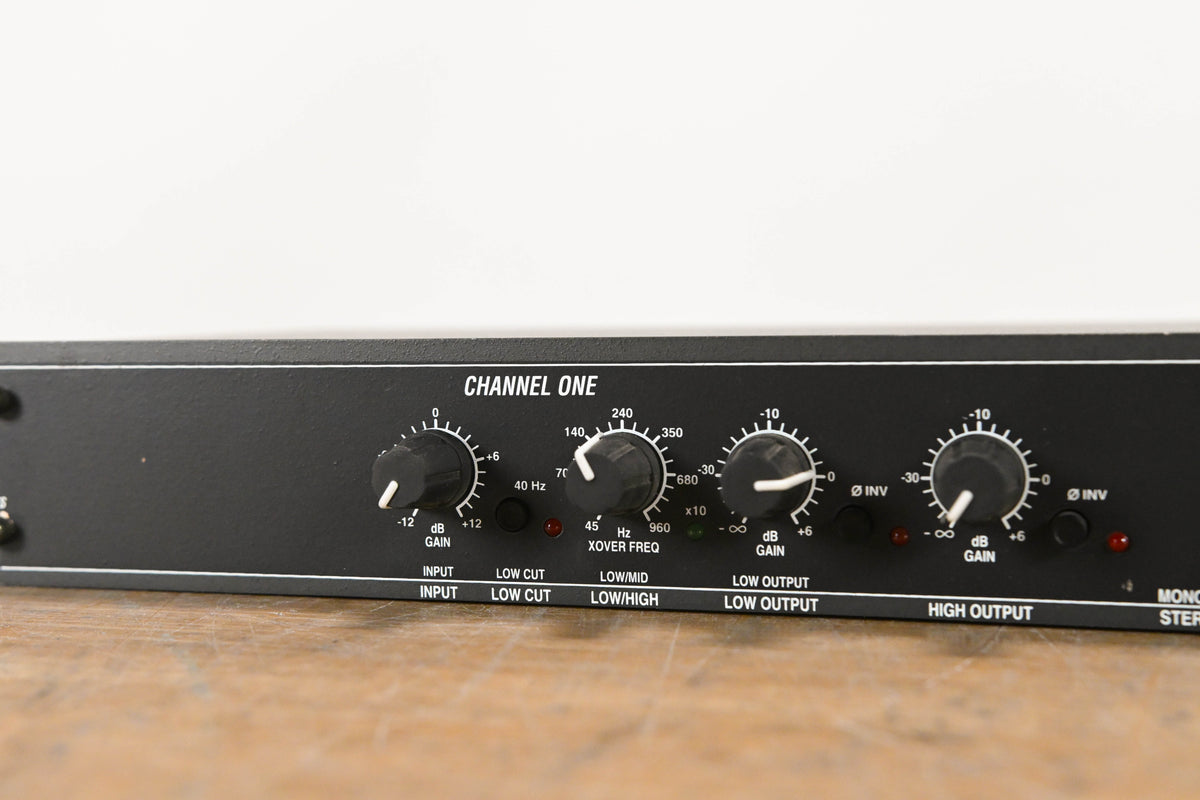 dbx 223 Stereo 2-Way / Mono 3-Way Crossover