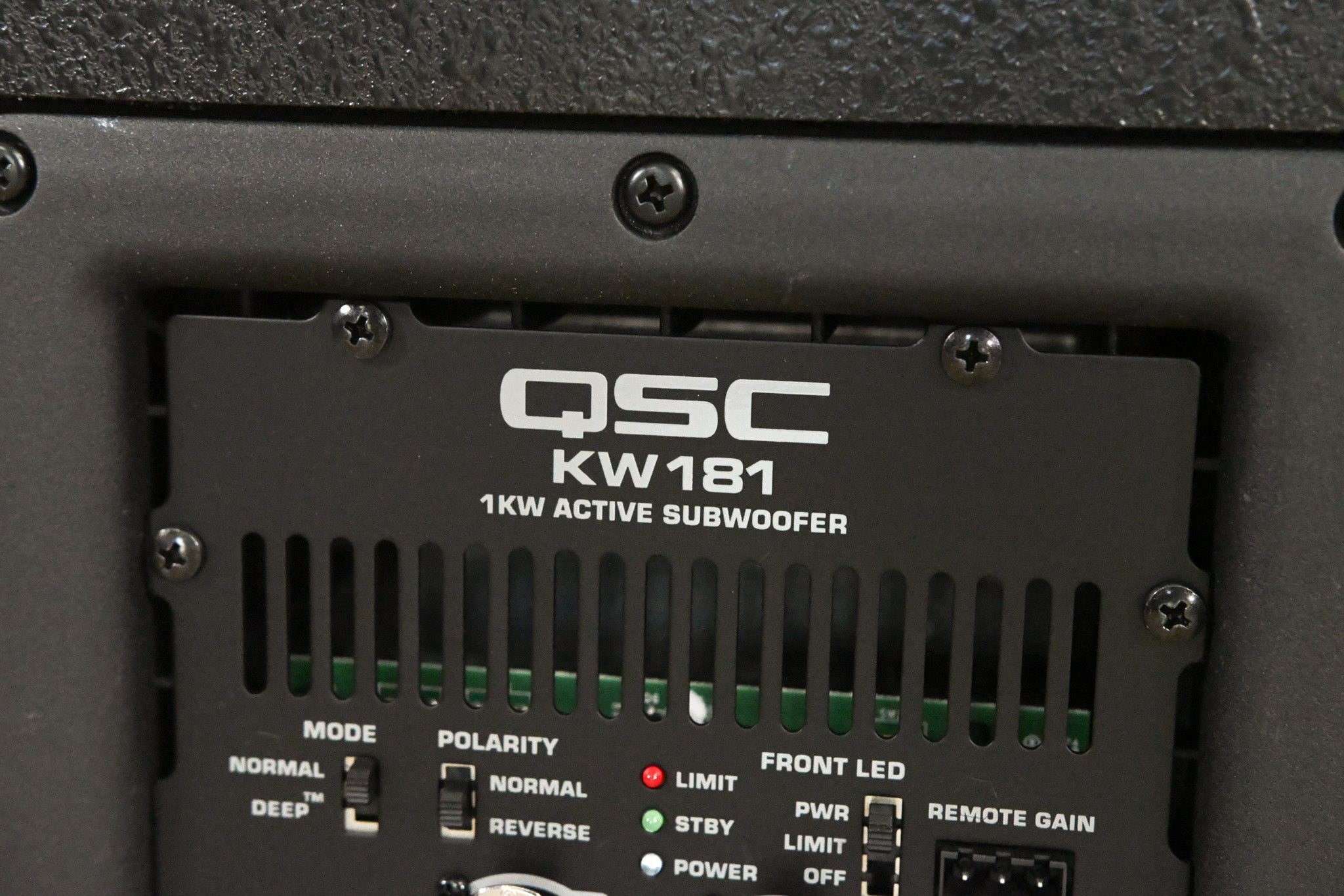 QSC KW181 1000W 18" Powered Subwoofer