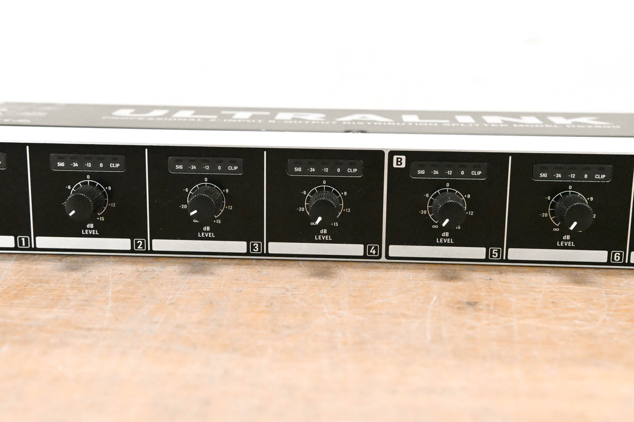 Behringer ULTRALINK DS2800 2-Input 8-Output Distribution Splitter