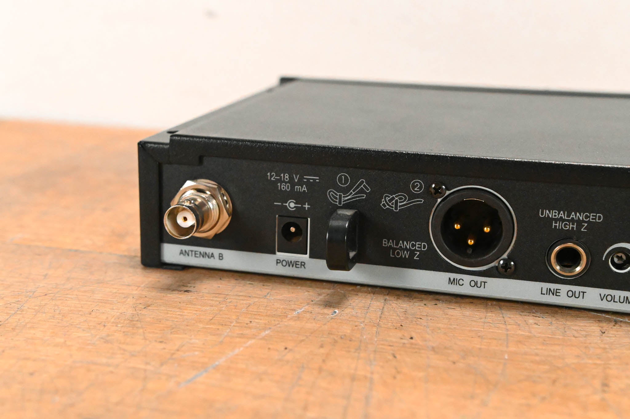 Shure SLX4 Wireless Receiver - L4 Band: 638-662 MHz (NO POWER SUPPLY)