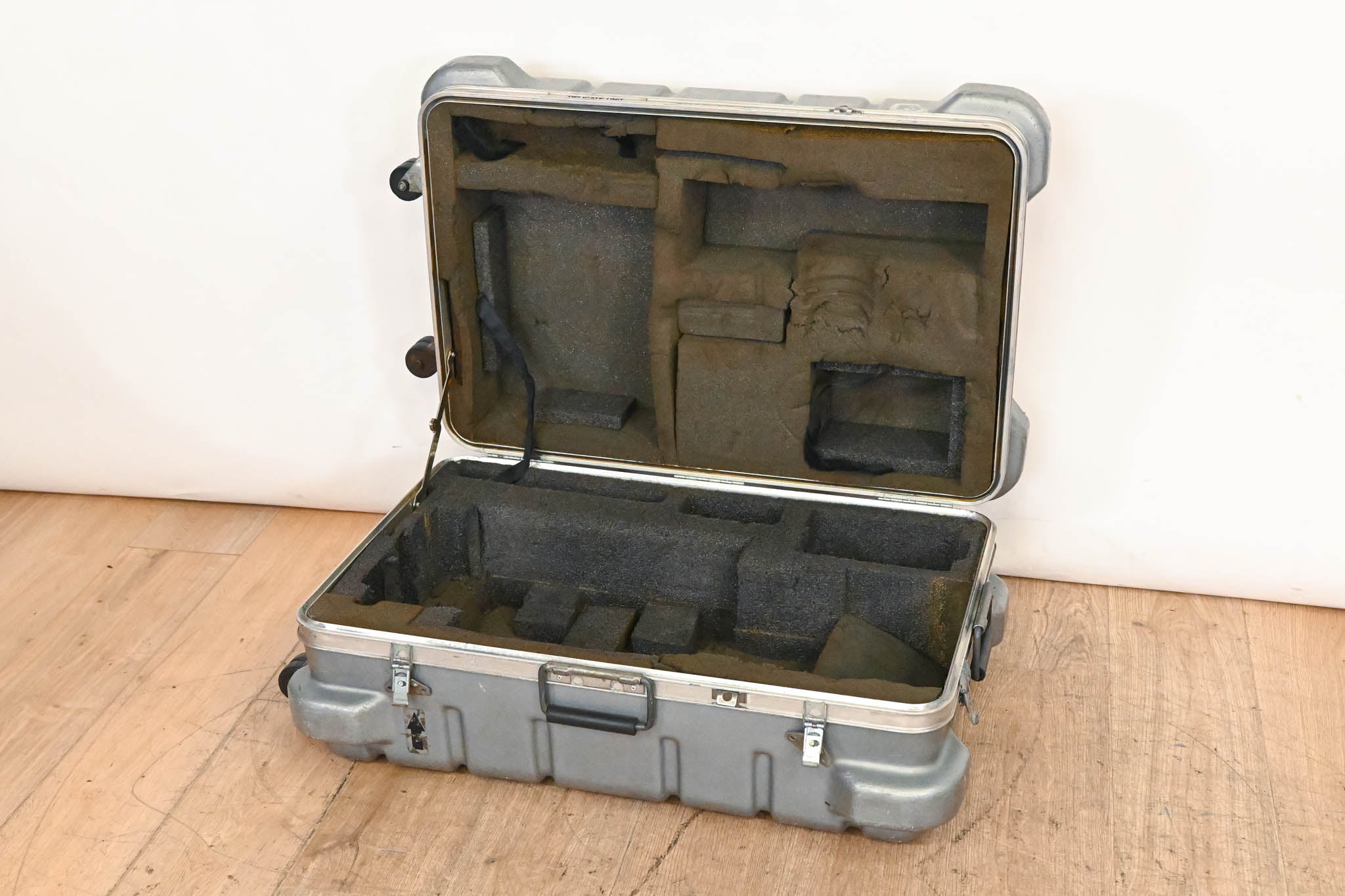 Thermodyne Shok-Stop SHAN-B700 Heavy Duty Rolling ATA Case