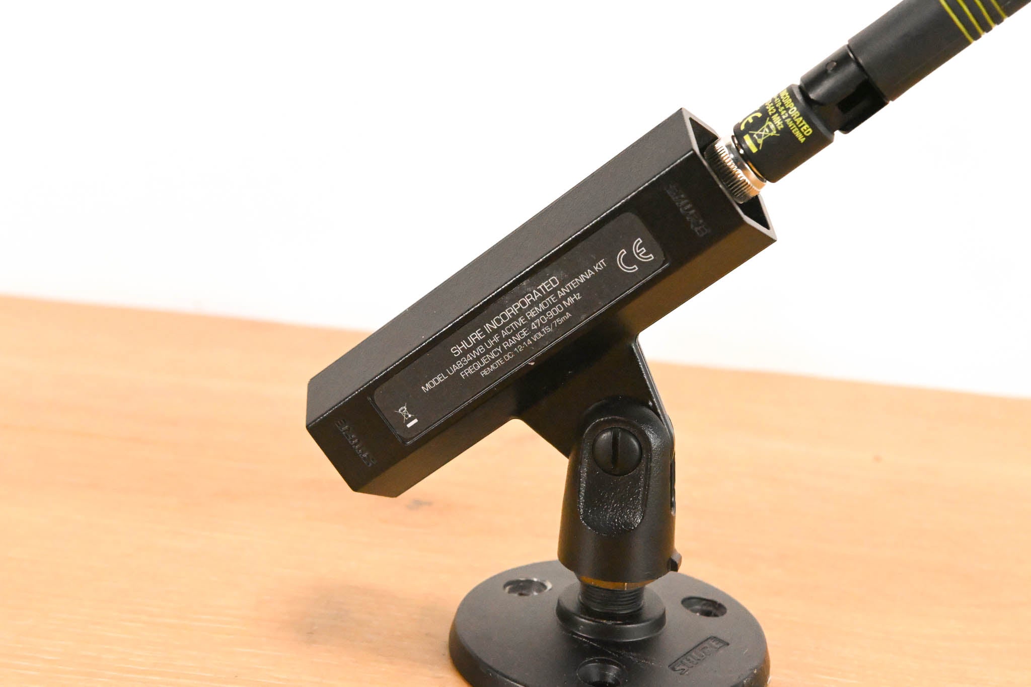 Shure UA834WB In-Line Antenna Amplifier with Stand - 470-900 MHz