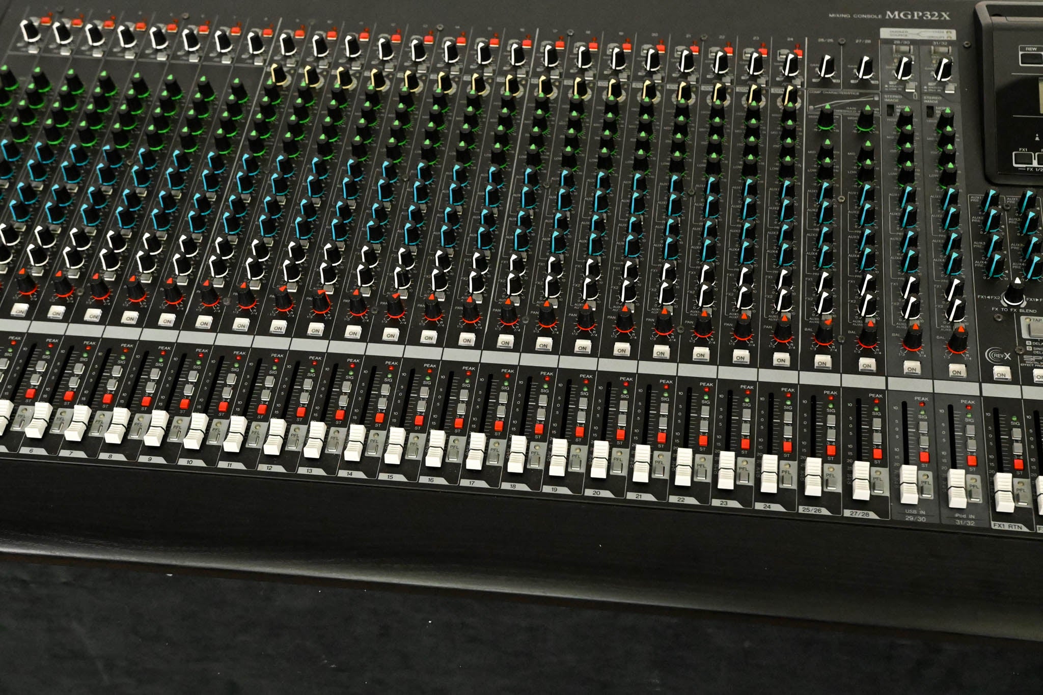 Yamaha MGP32X 32-Channel Mixer with USB and Effects