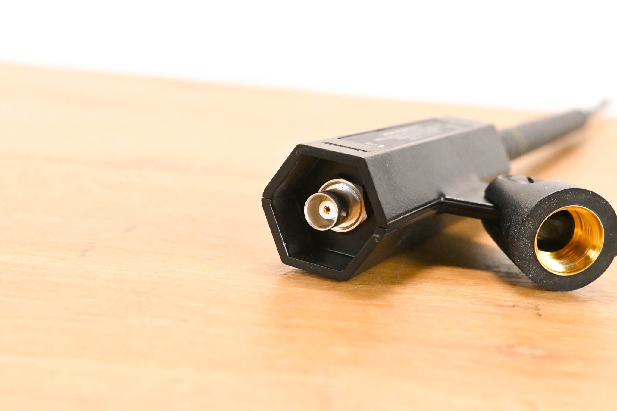 Shure UA834WB In-Line Antenna Amplifier with Stand - 470-900 MHz