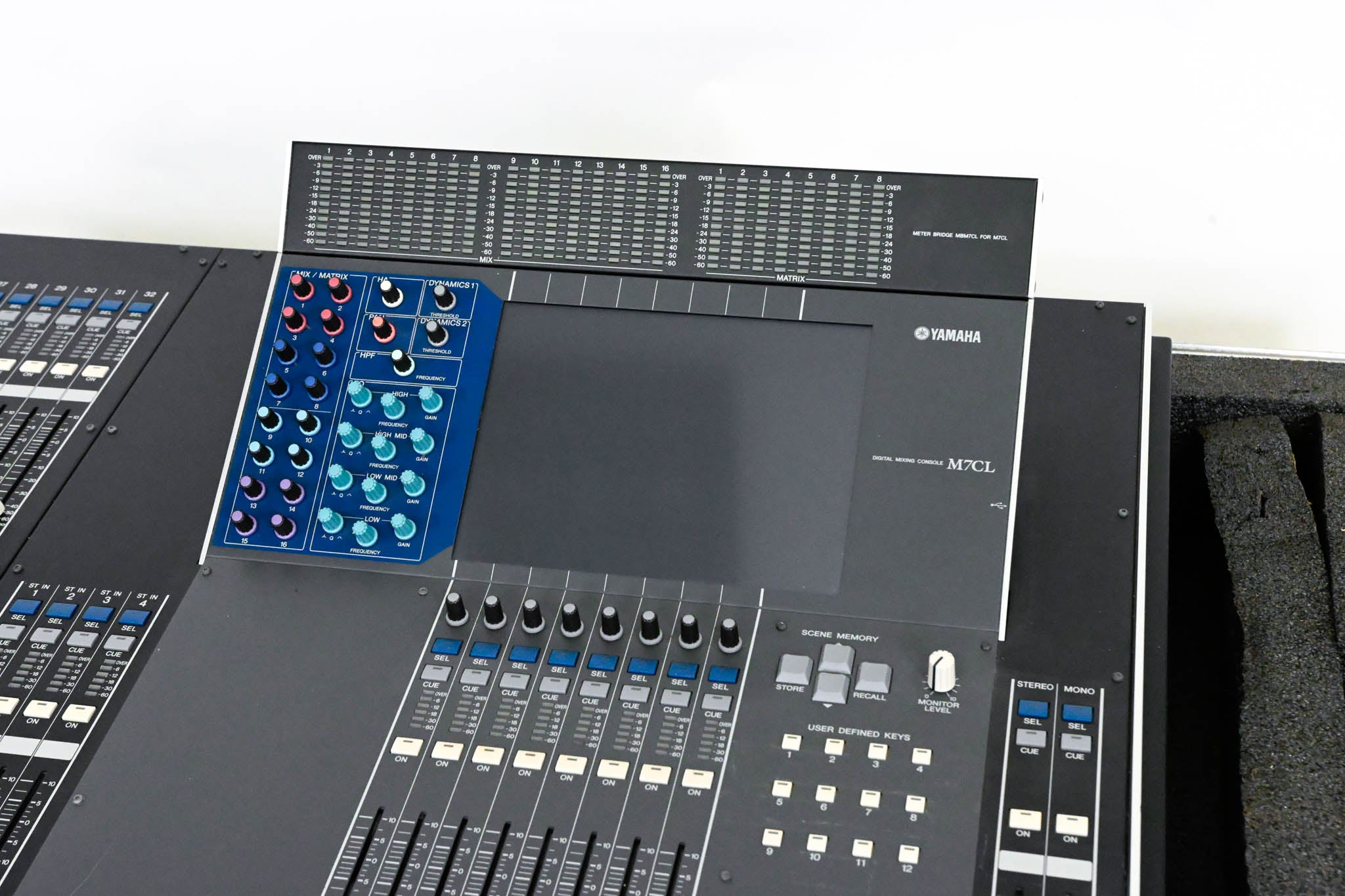 Yamaha M7CL-32 32-Channel Digital Audio Mixer with Road Case