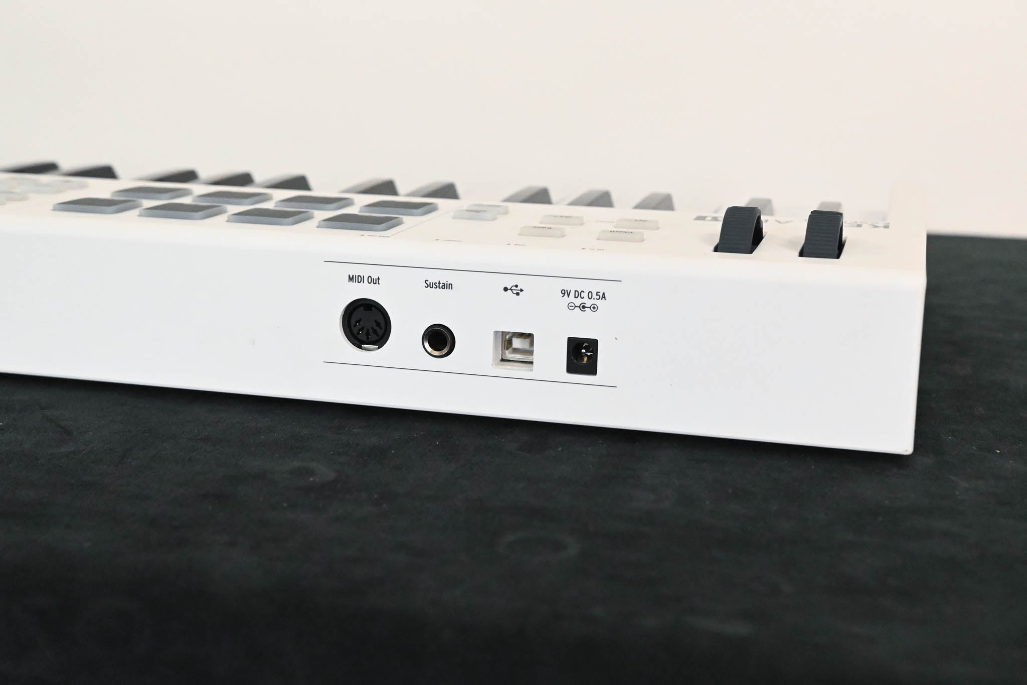 Arturia KeyLab Essential 61 MIDI Controller - White (NO POWER SUPPLY)