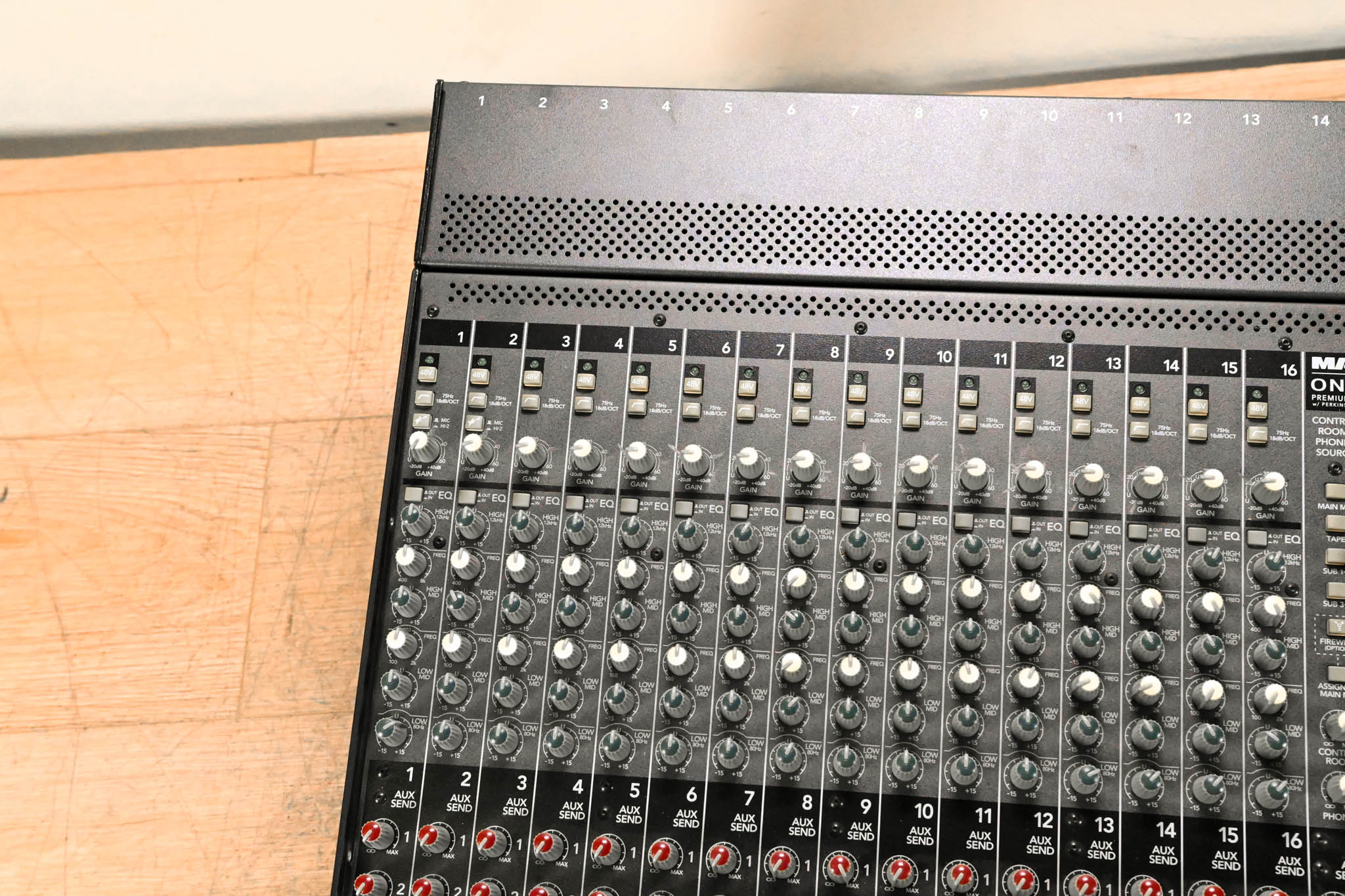 Mackie Onyx 1640 16-Channel 4-Bus Analog Mixer