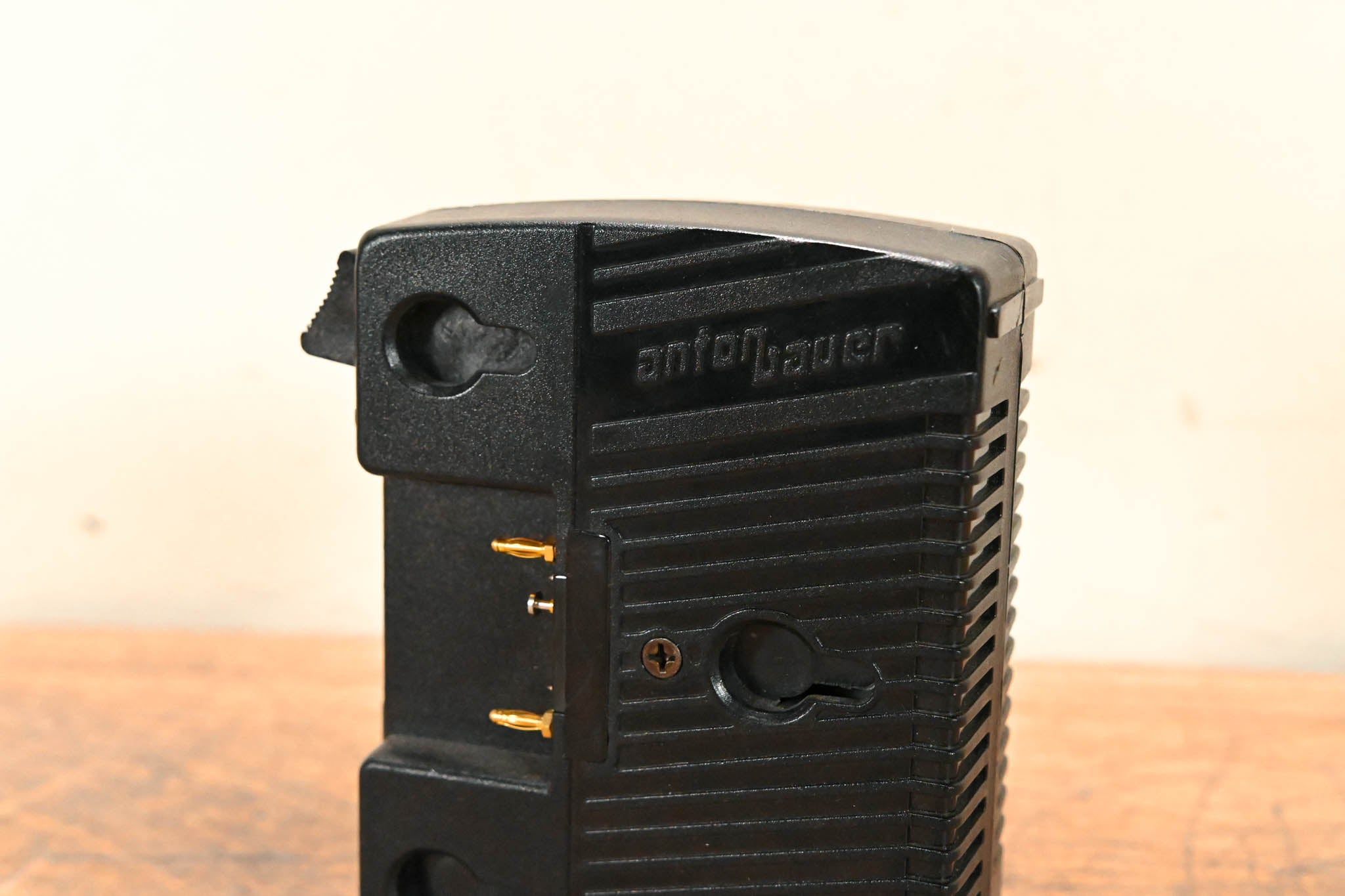 Anton Bauer Tandem-70 On-Camera AC Power/Charger