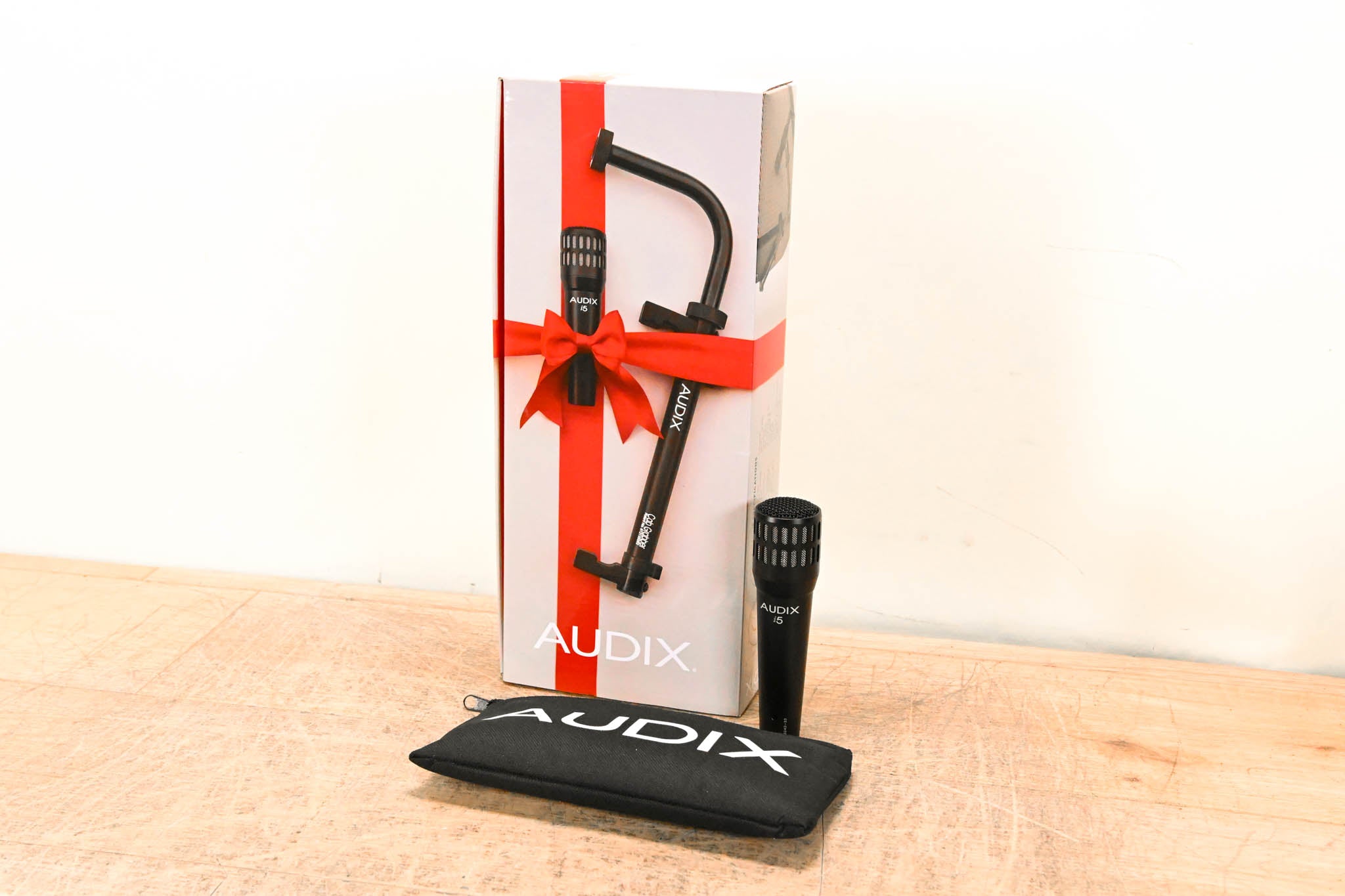 Audix i5 Cardioid Dynamic Instrument Microphone w/ CabGrabber Mic Clamp