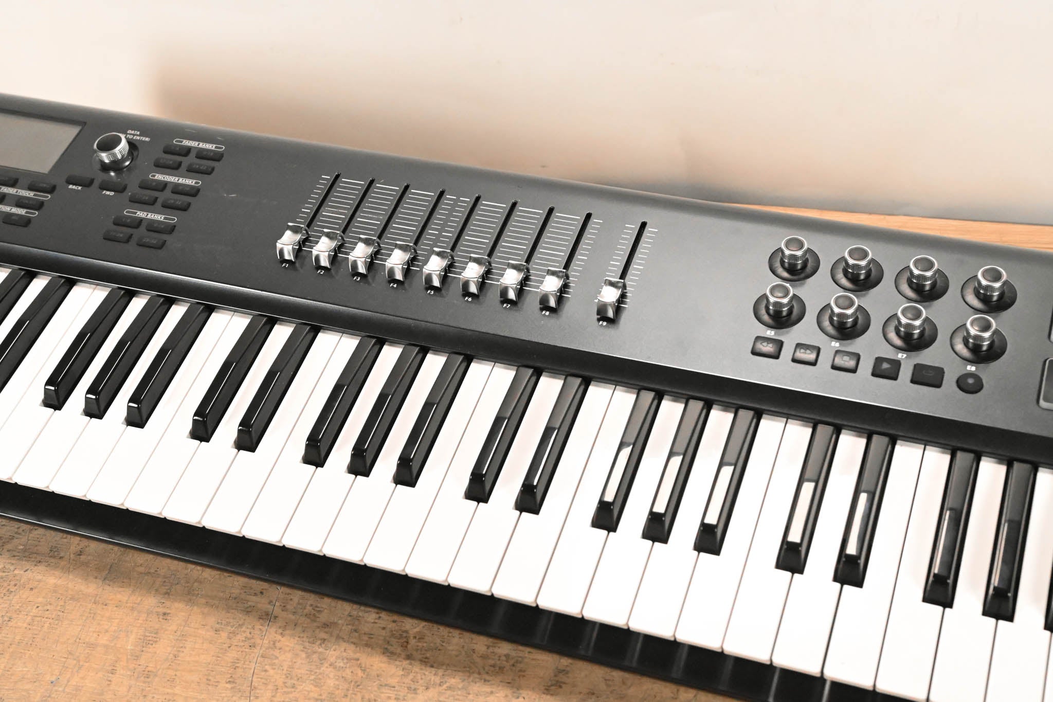 Behringer Motor 61 61-Key USB/MIDI Controller Keyboard (NO POWER SUPPLY)