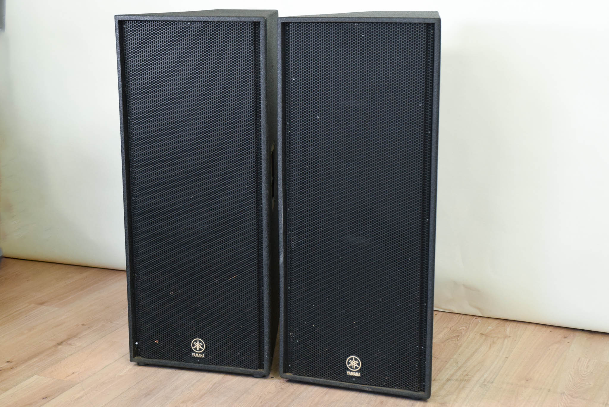 Yamaha C215V Dual 15-inch 2-Way Passive Loudspeaker (PAIR)