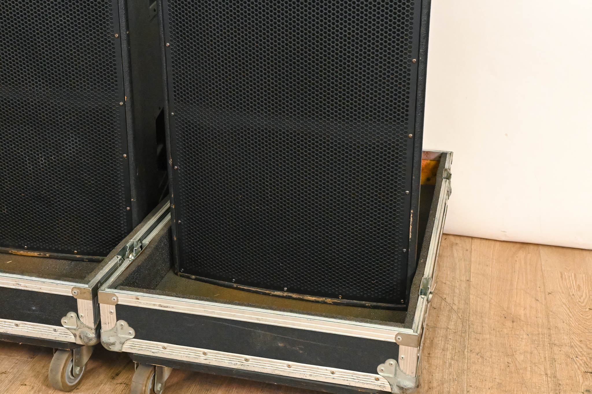 EAW KF650z Virtual Array Full Range Loudspeaker (PAIR) w/ Road Case