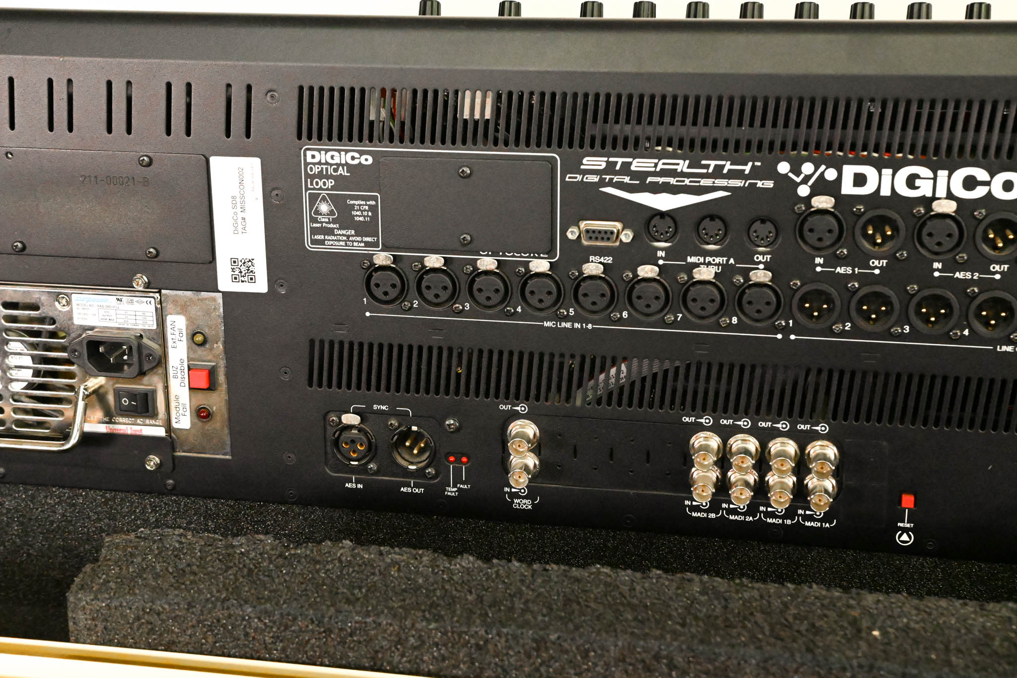 DiGiCo SD8  120-Channel Digital Mixing Console with Road Case