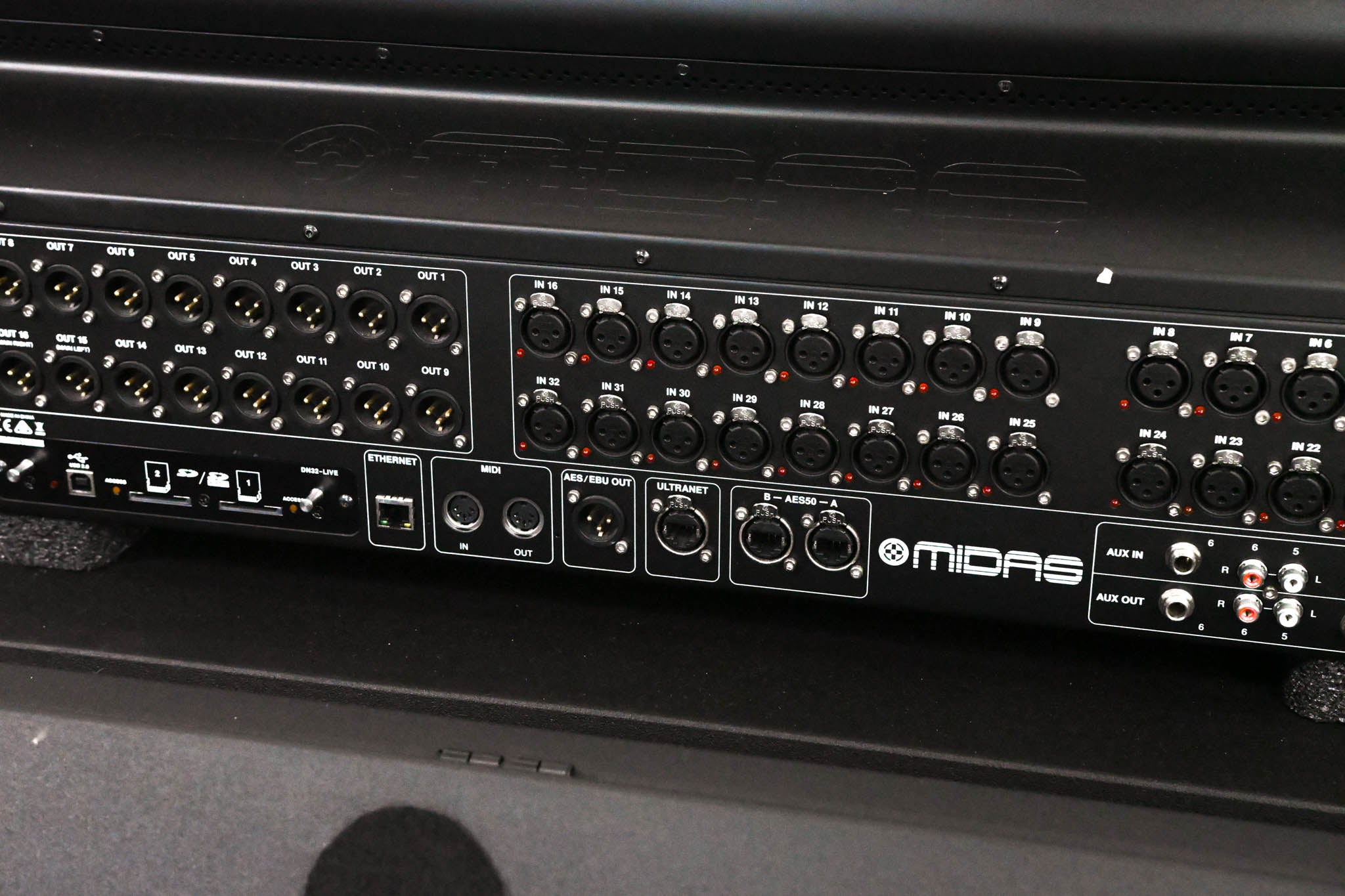 Midas M32 40-Channel Digital Audio Console with Road Case