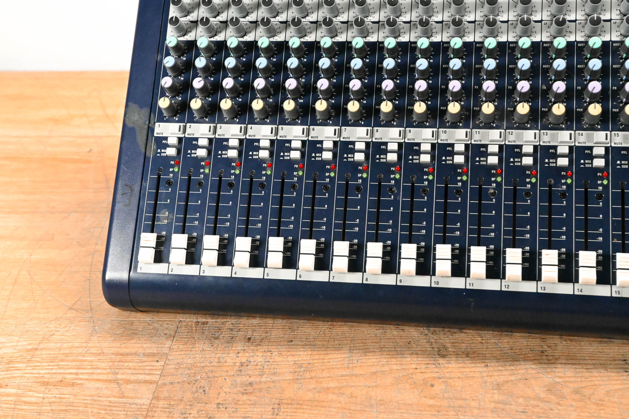 Soundcraft MFXi 20/2 20-Channel Analog Mixer with Effects