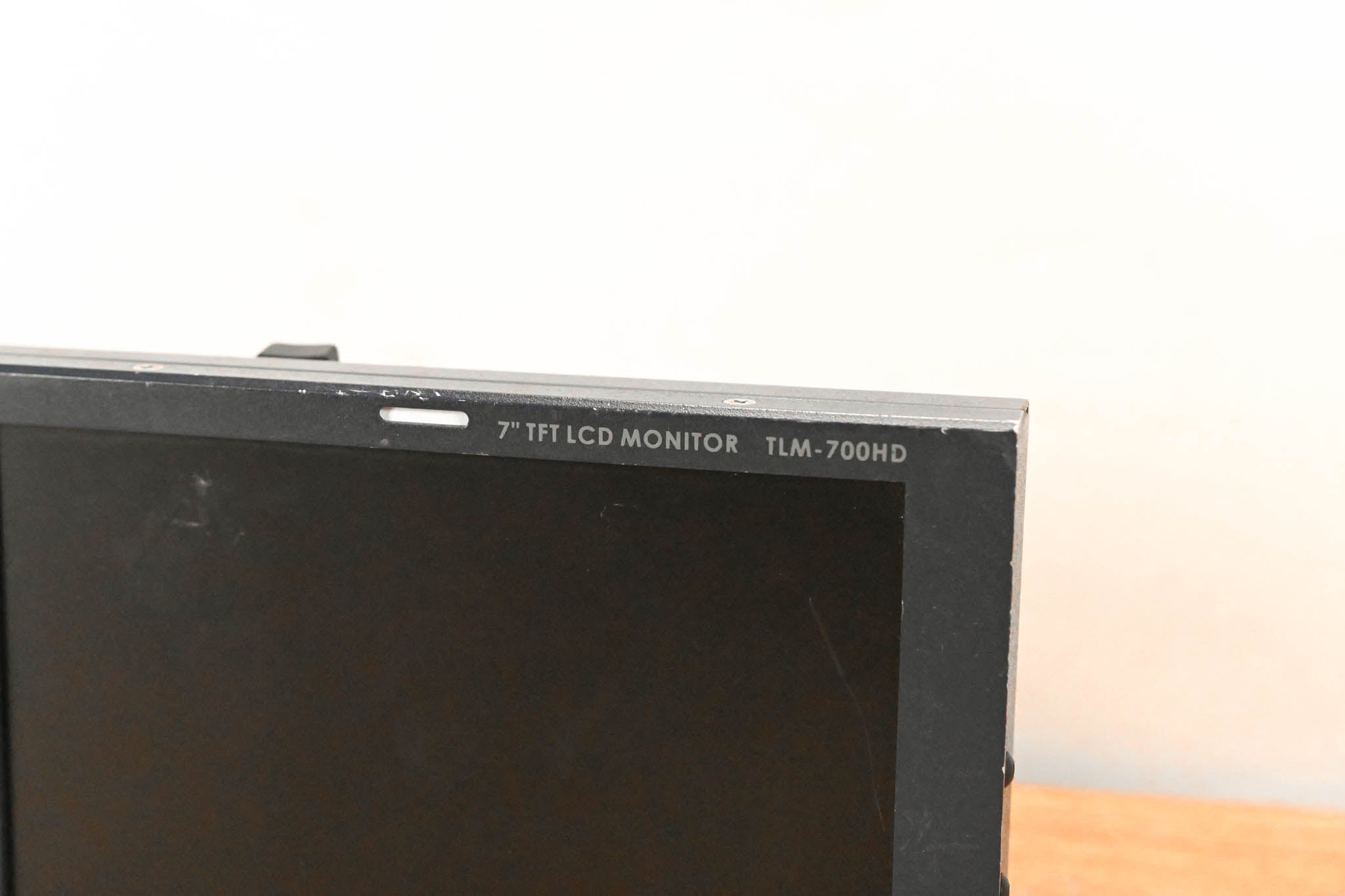 Datavideo TLM-700HD 7" HD/SD TFT LCD Monitor w/ V-Mount Battery Adapter