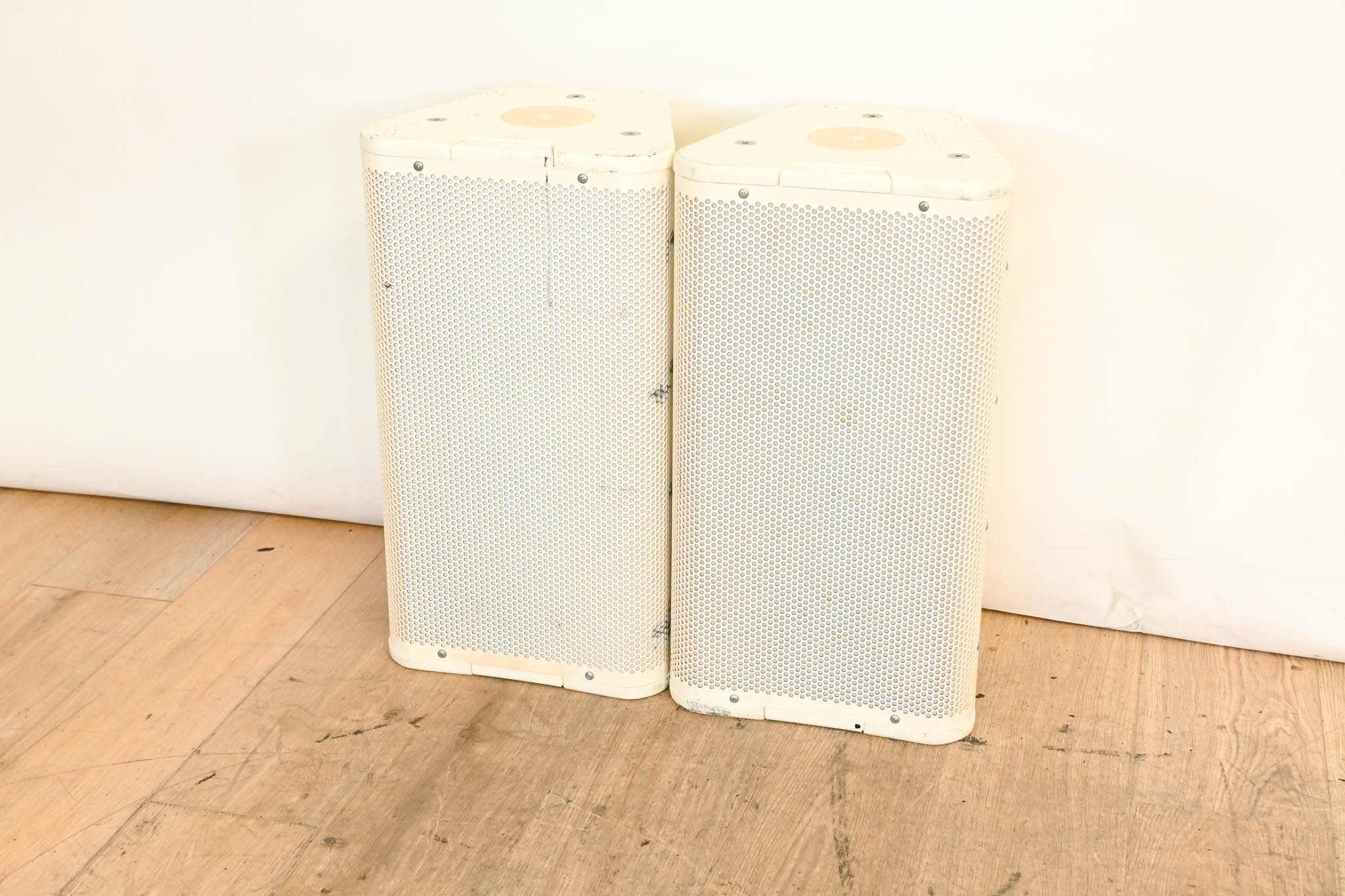 QSC AP-5102 2-Way Acoustic Performance Loudspeaker - White  (PAIR)