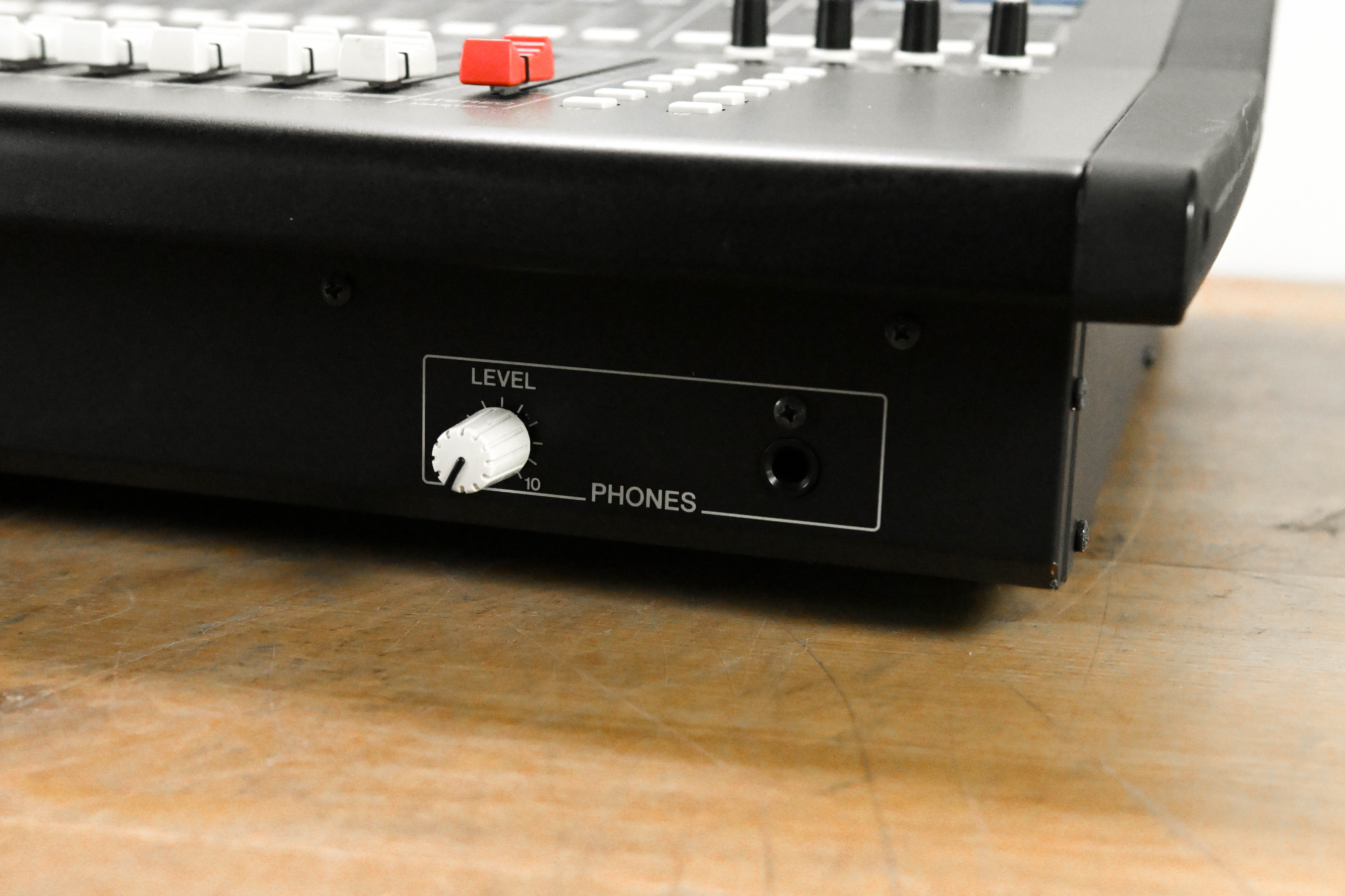 Yamaha LS9-32 32-Input Digital Mixing Console
