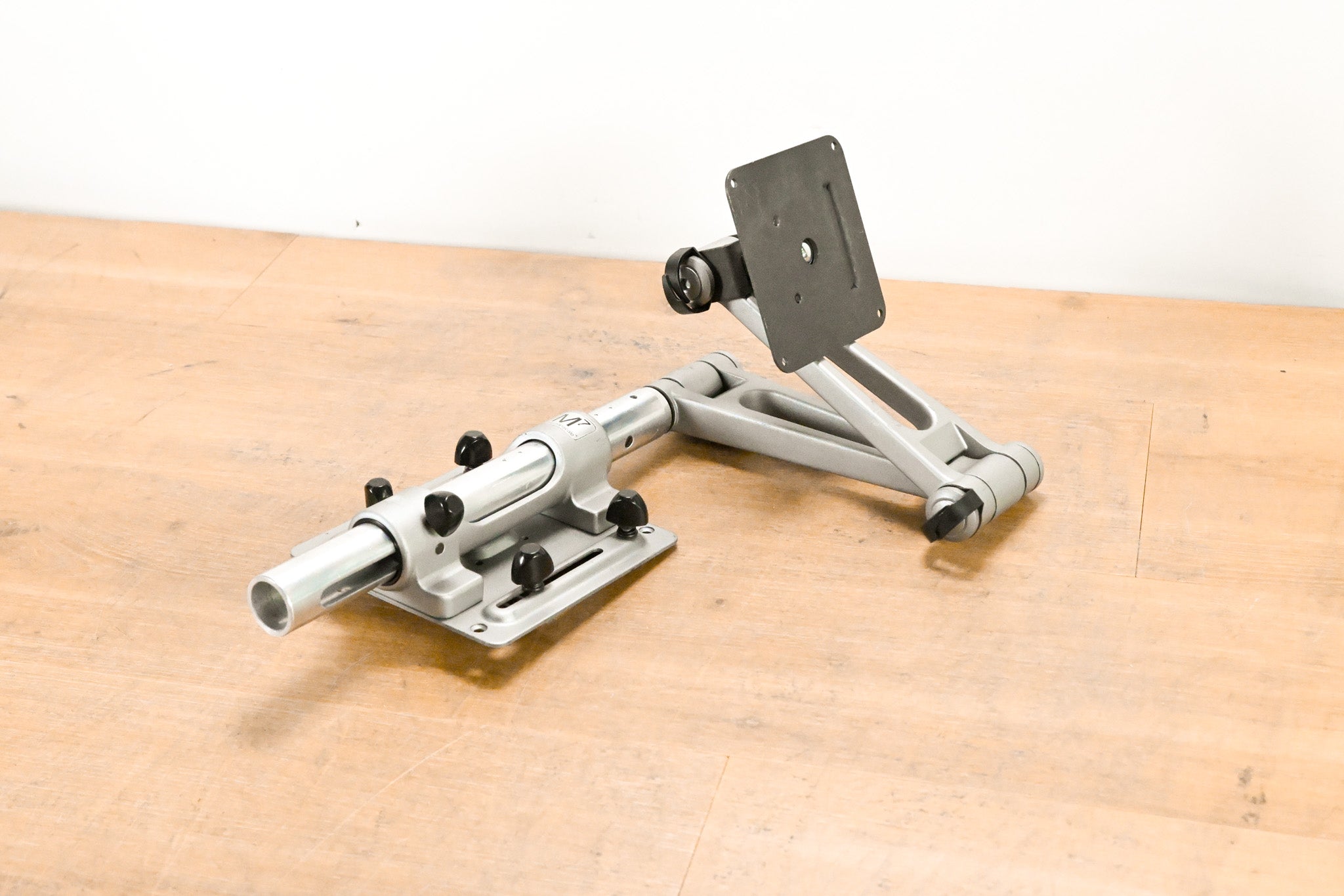 Humanscale M7 Adjustable Monitor Arm