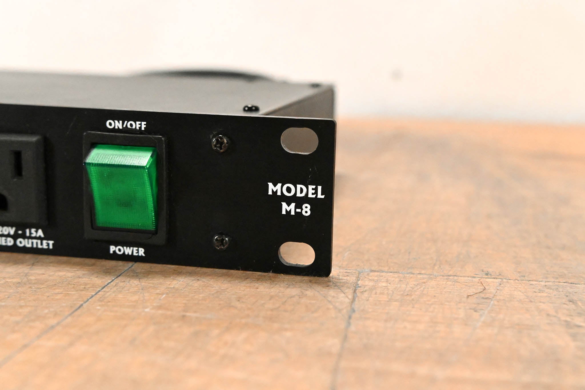 Furman M-8 8-Outlet Power Conditioner