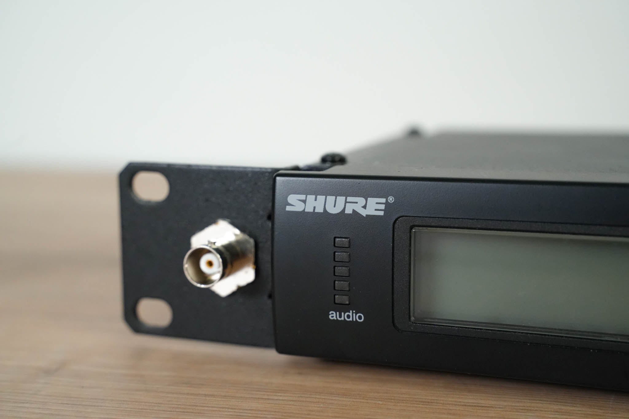 Shure SLX4 Wireless Receiver - J3 Band: 572-596 MHz (NO POWER SUPPLY)