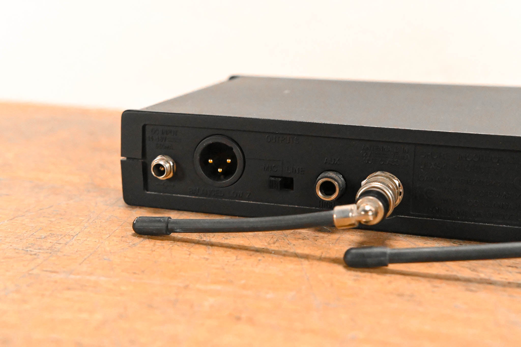 Shure ULXS4 Wireless Receiver - M1 Band: 662-698 MHz (NO POWER SUPPLY)