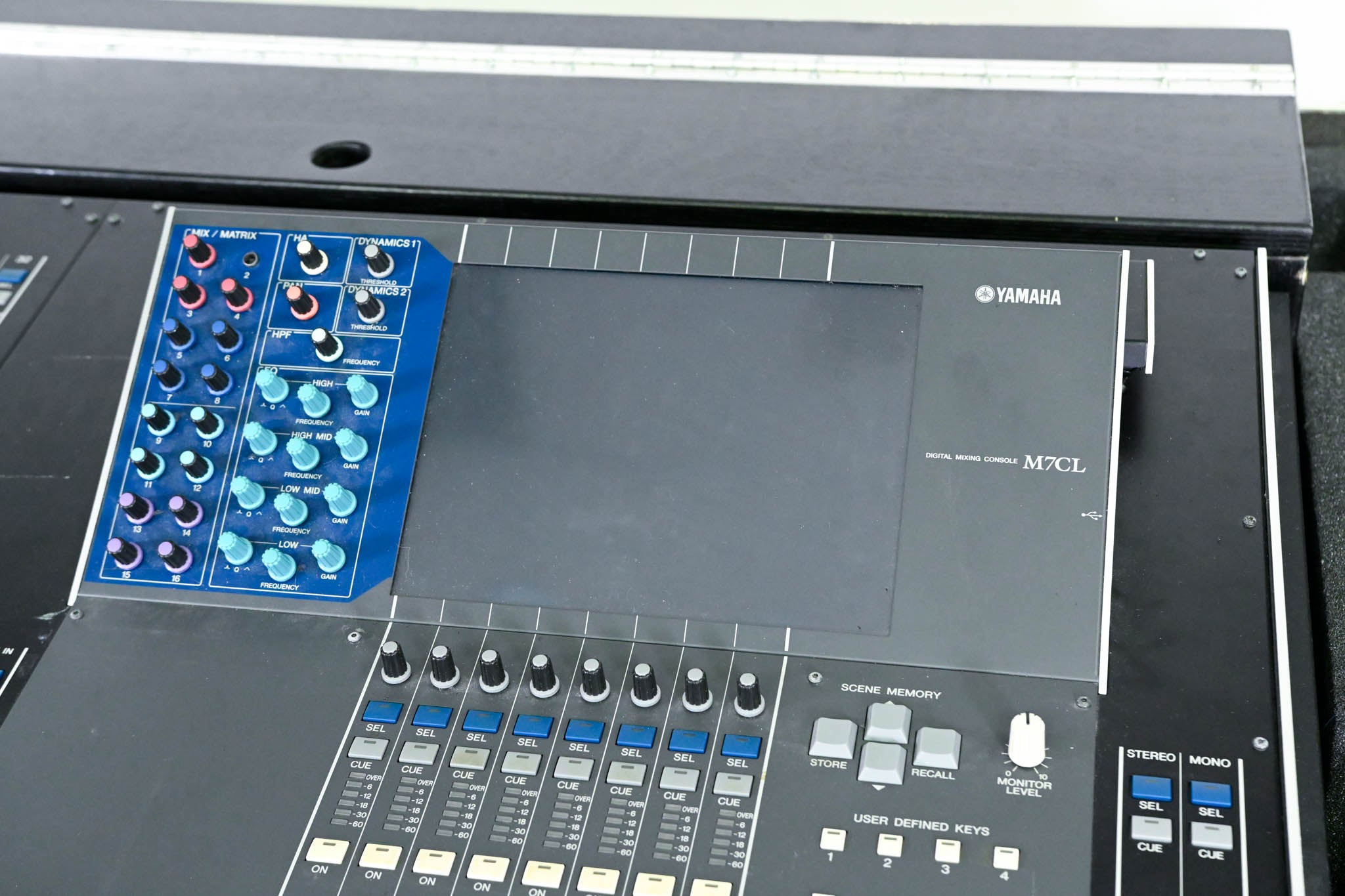 Yamaha M7CL-32 32-Channel Digital Audio Mixer with Road Case