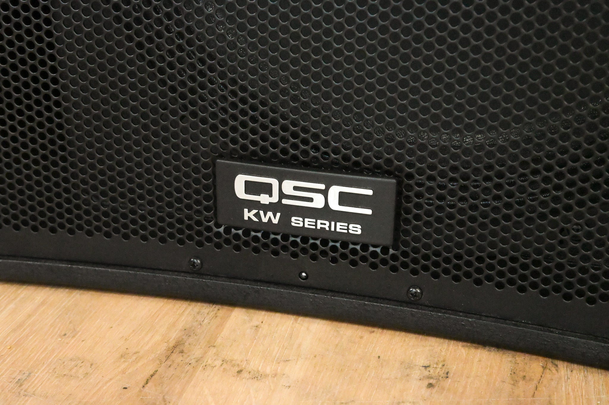 QSC KW181 1000W 18" Powered Subwoofer
