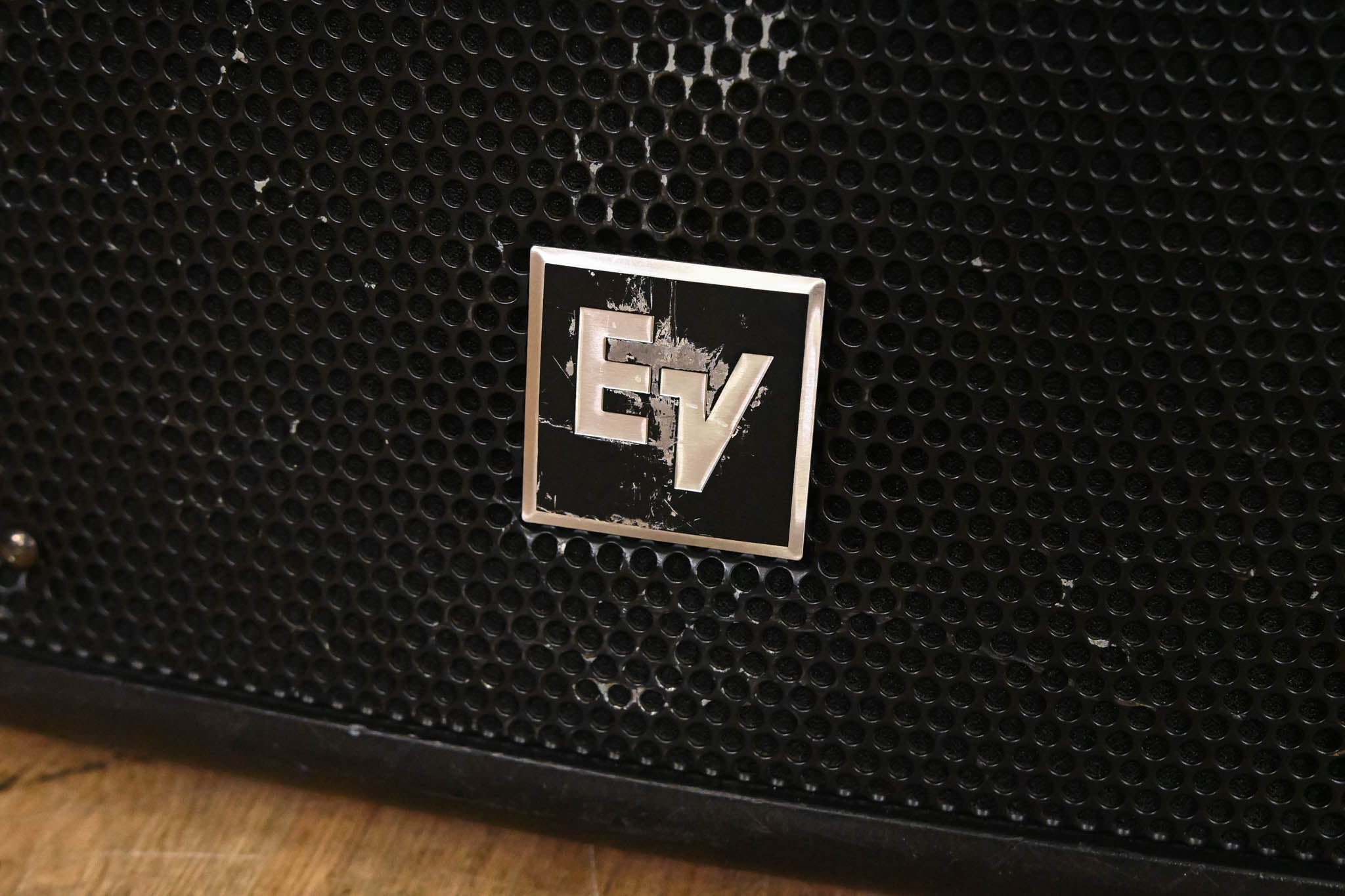 Electro-Voice (EV) ZX5-60 15" Passive 600W Speaker (PAIR) w/ Road Case