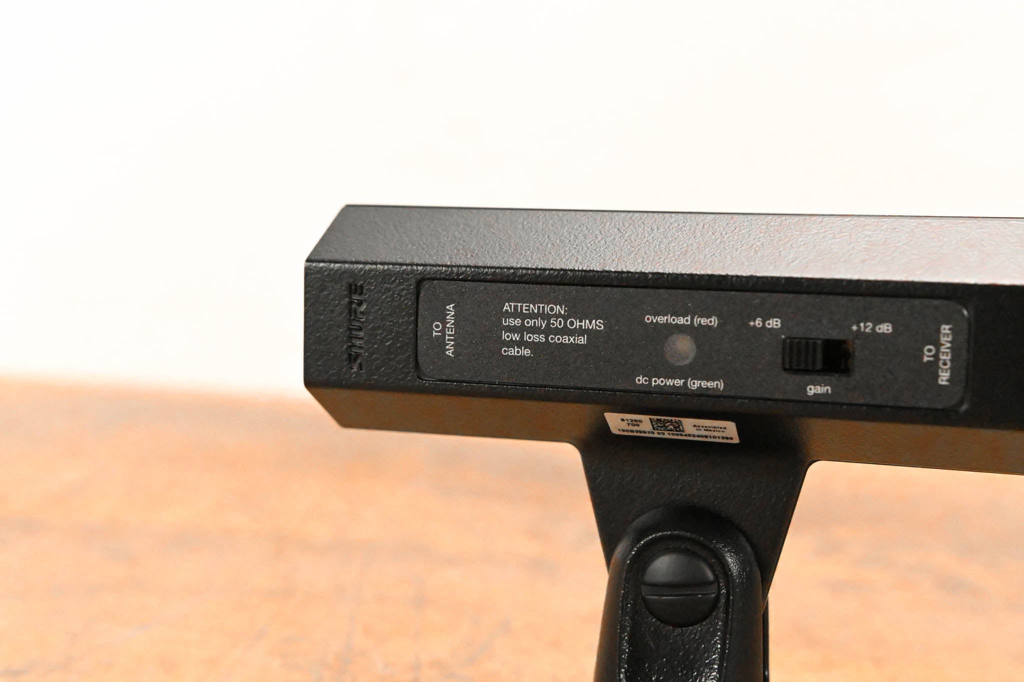 Shure UA834WB In-Line Antenna Amplifier with Stand