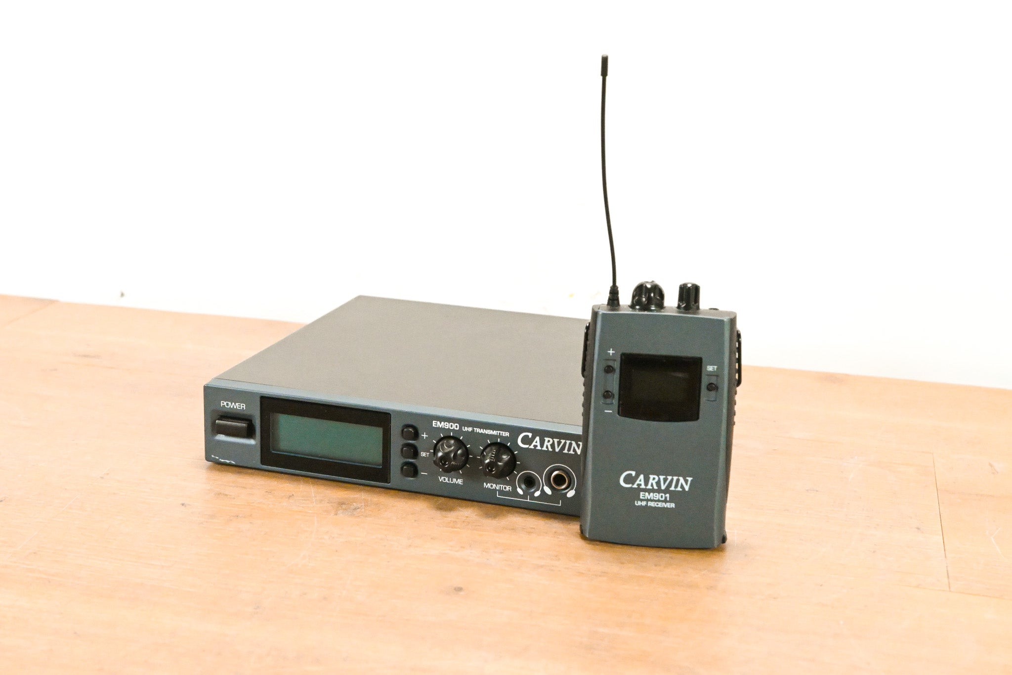 Carvin EM900 Wireless IEM System with EM901 Bodypack - 518-542 MHz