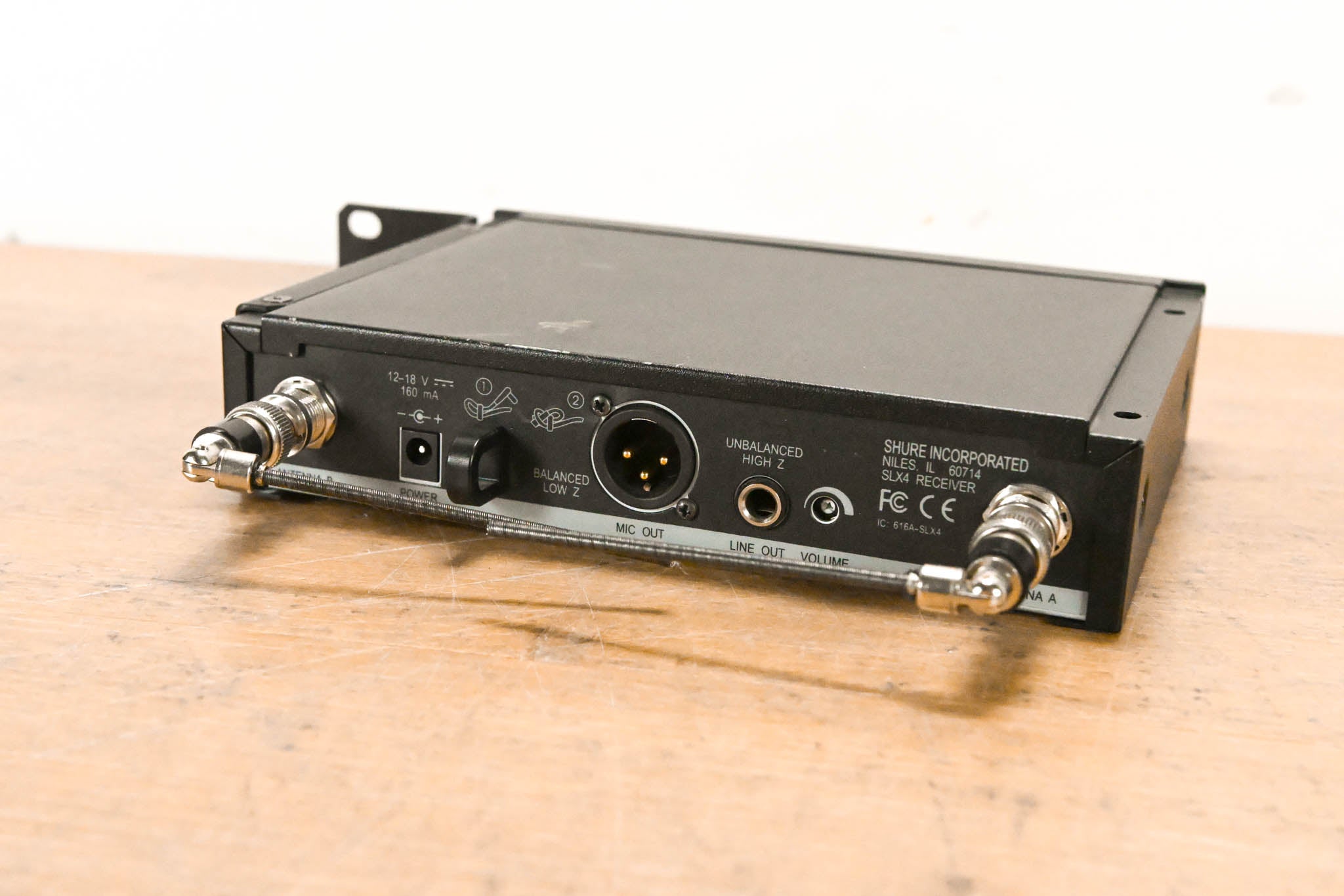 Shure SLX4 Wireless Receiver - J3 Band: 572-596 MHz (NO POWER SUPPLY)