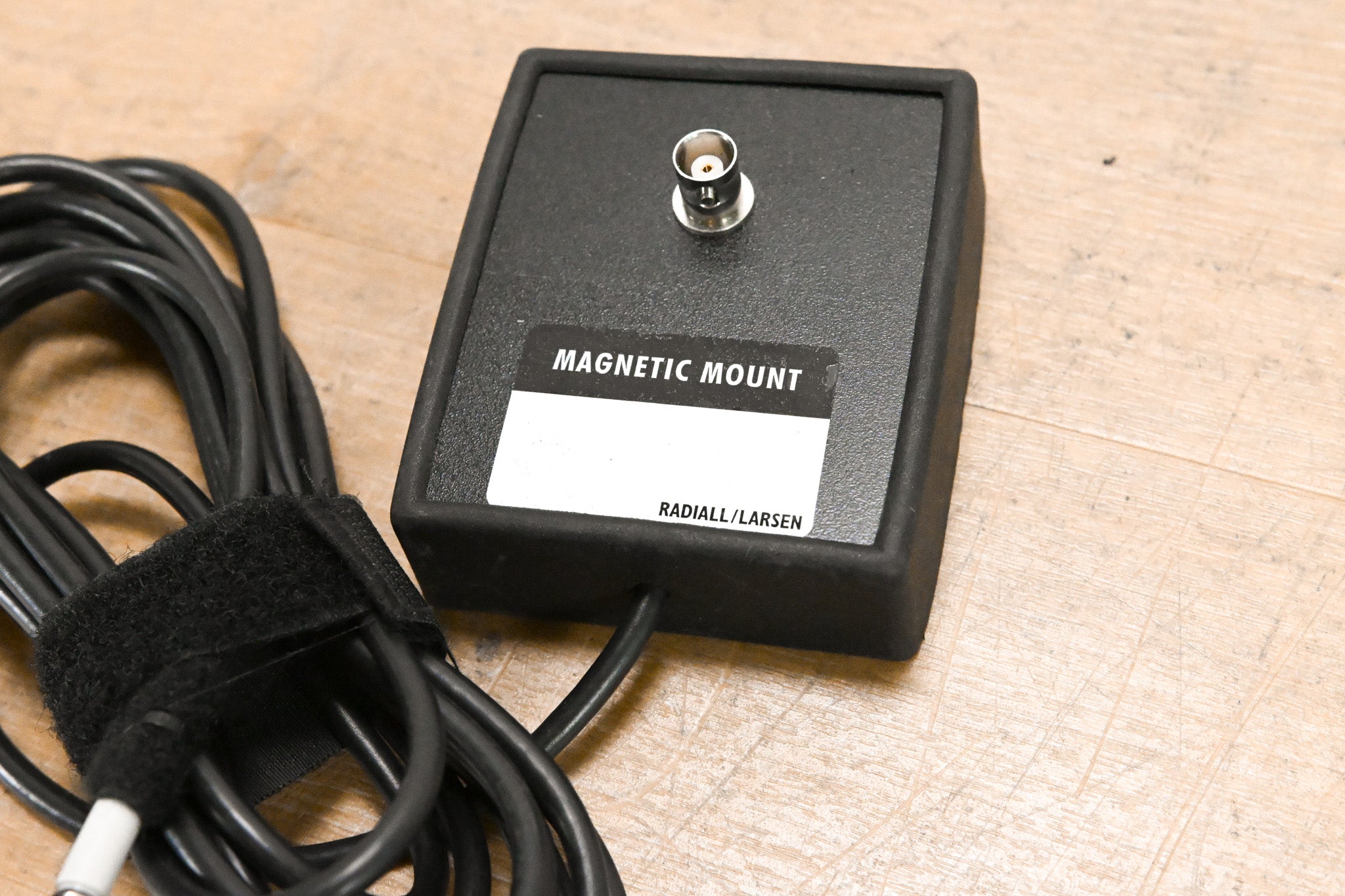 Radiall / Larsen BNC-BNC Magnet Mount
