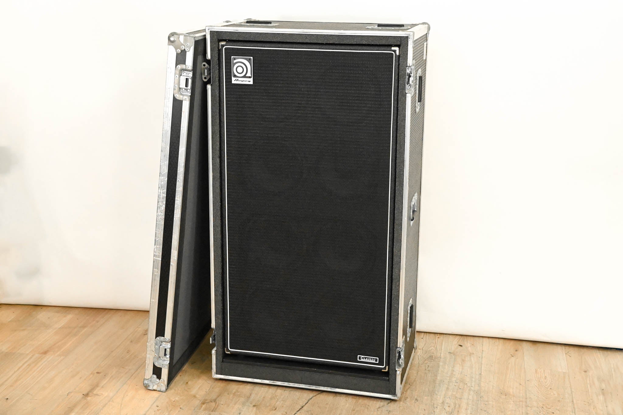 Ampeg SVT-810E 8x10" 800W Bass Cabinet with Road Case