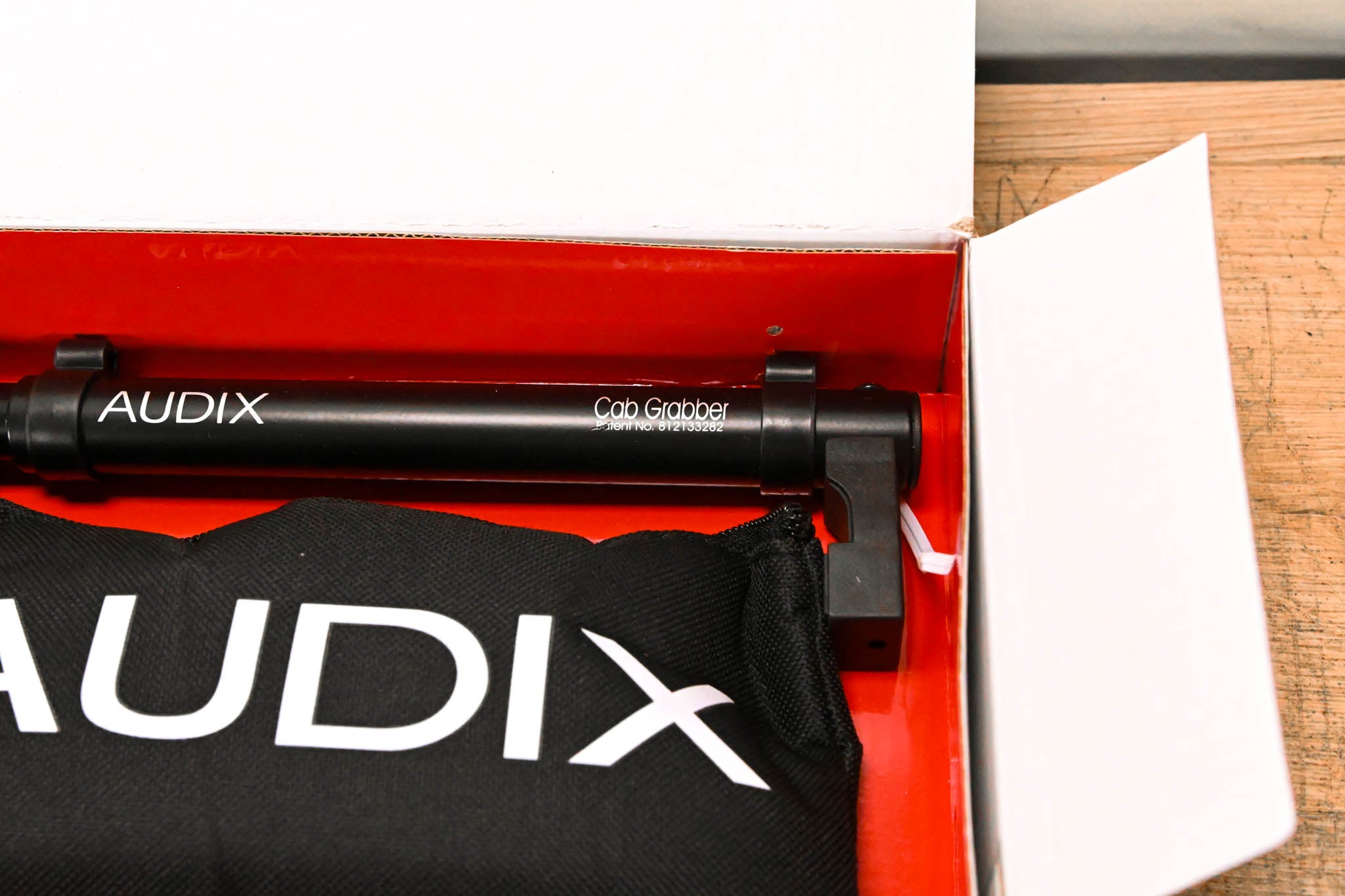 Audix i5 Cardioid Dynamic Instrument Microphone w/ CabGrabber Mic Clamp