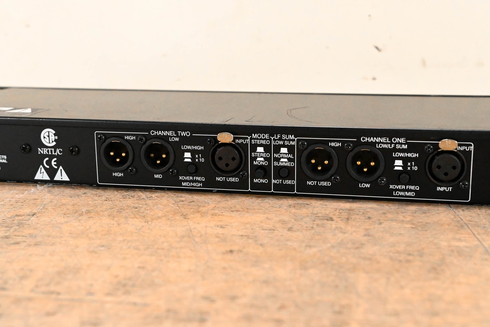 dbx 223XL ステレオ 2-Way/Mono 3-Way クロスオーバー DBX 223XL Stereo 2-Way/Mono 3-Way Crossover Rack Mountable