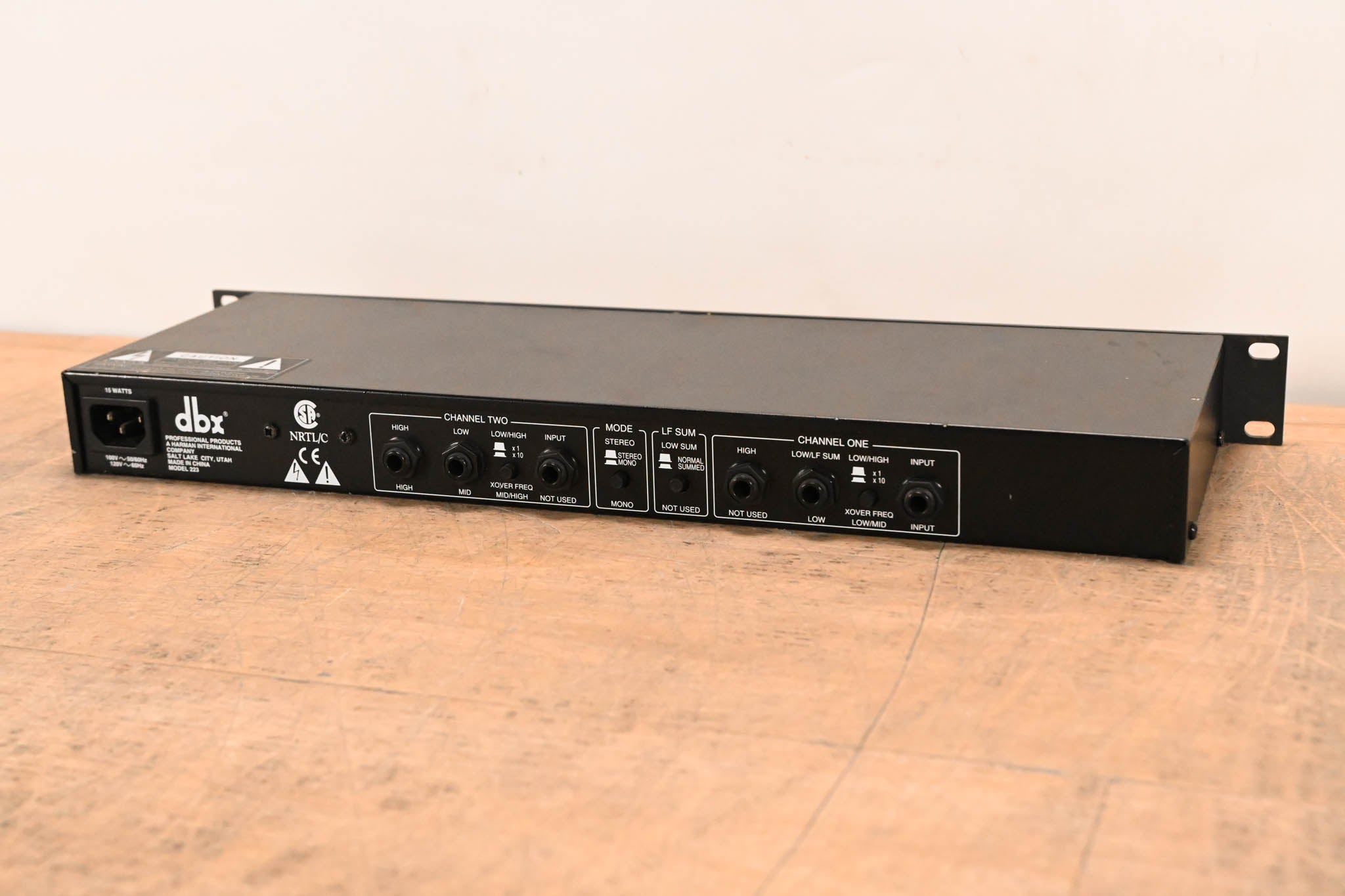 dbx 223 Stereo 2-Way / Mono 3-Way Crossover