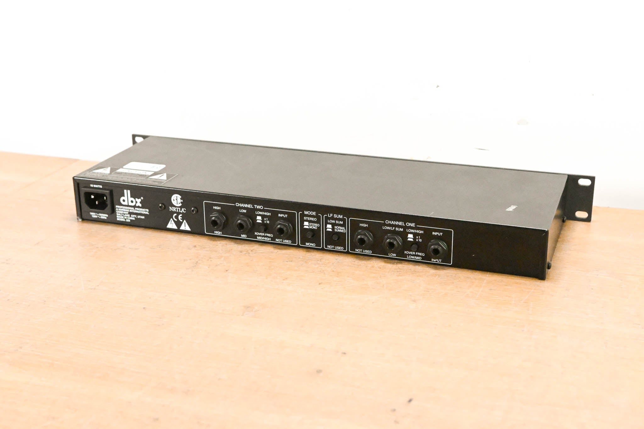 dbx 223 Stereo 2-Way / Mono 3-Way Crossover