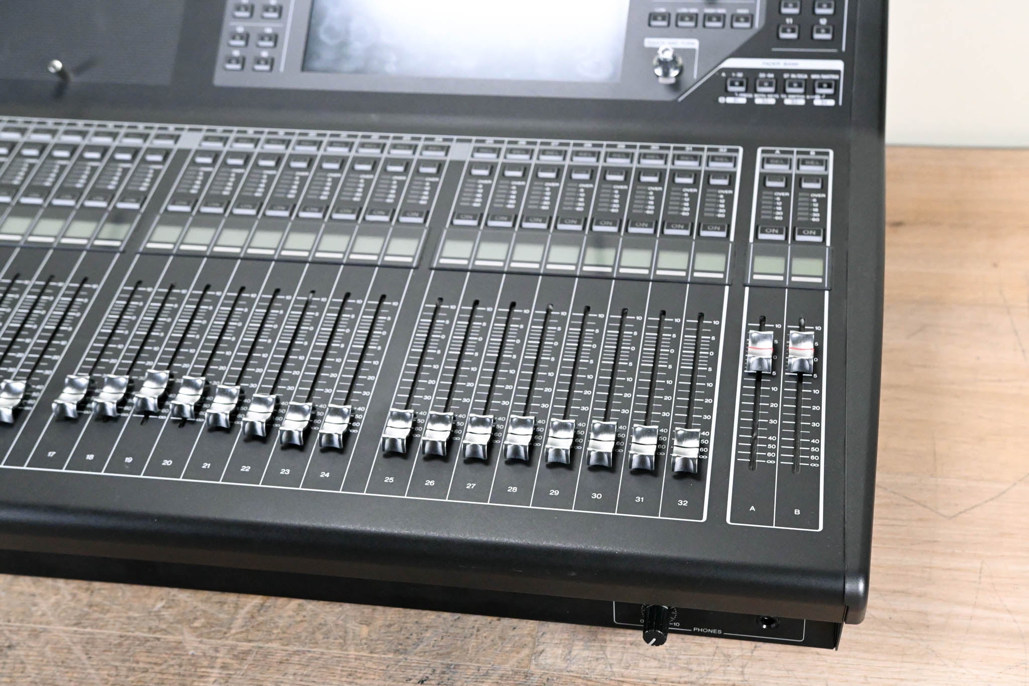 Yamaha QL5 64-Channel Digital Audio Mixing Console