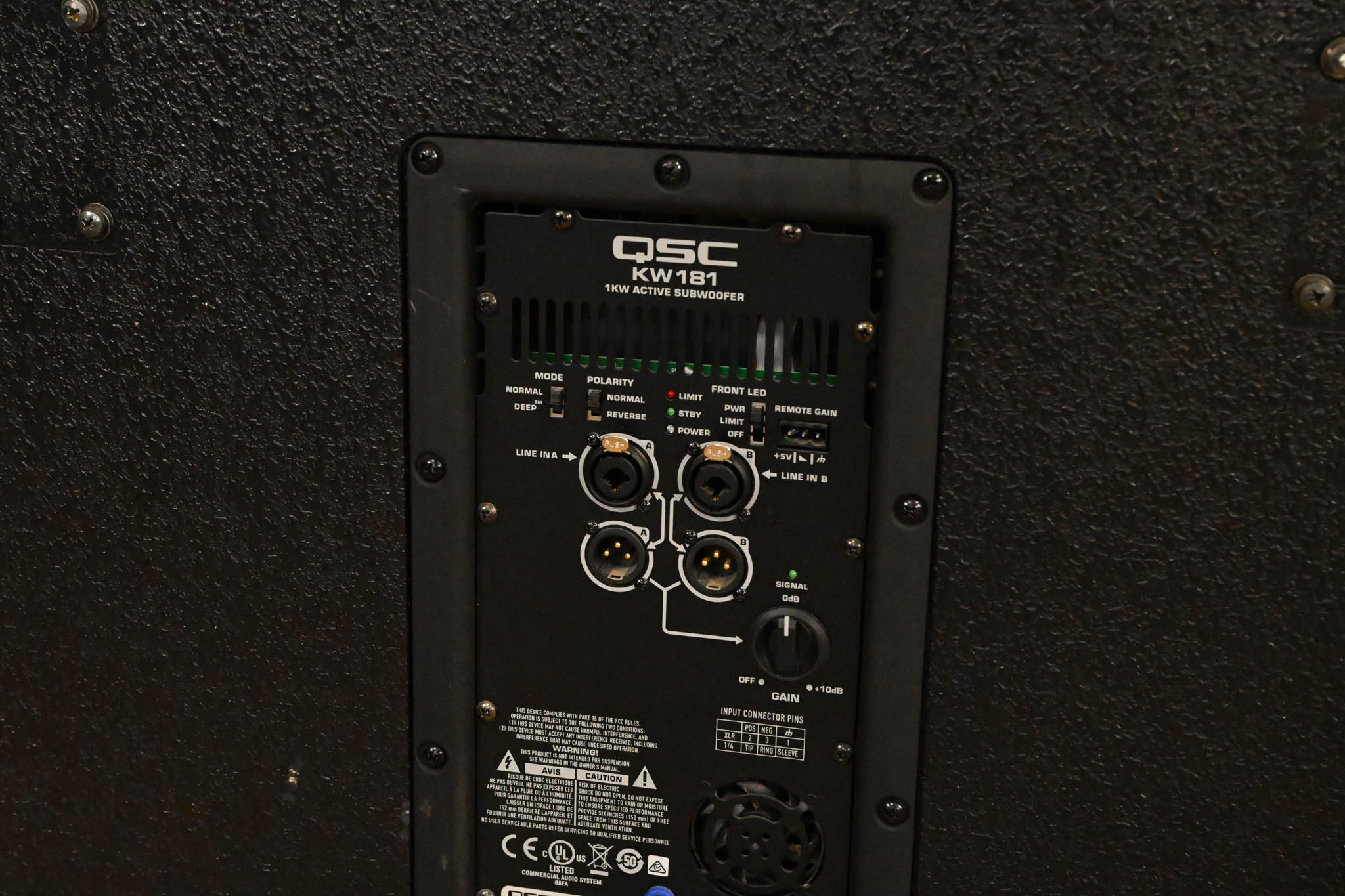 QSC KW181 1000W 18" Powered Subwoofer