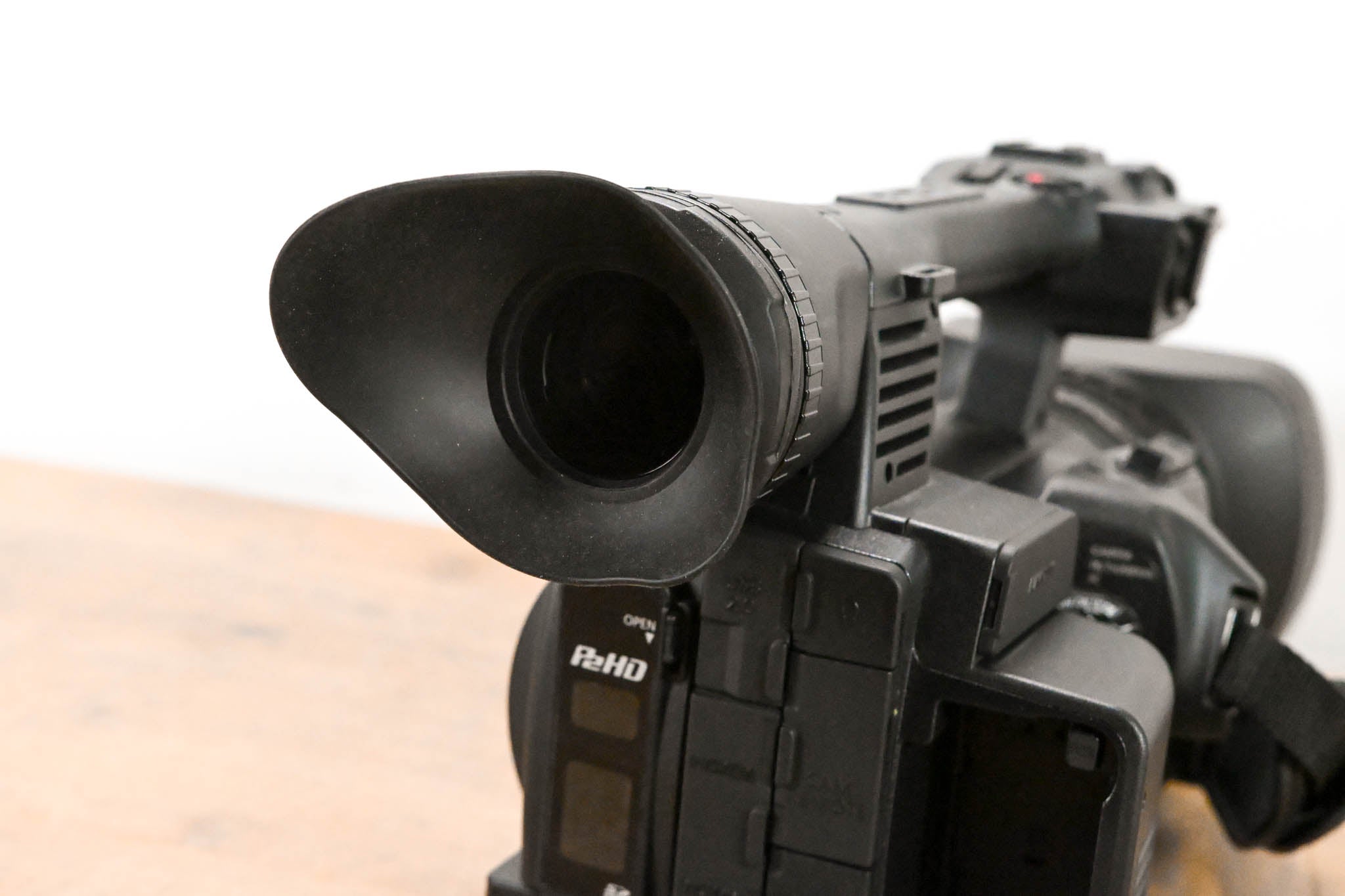 Panasonic AG-HPX250P P2 HD Handheld Camcorder