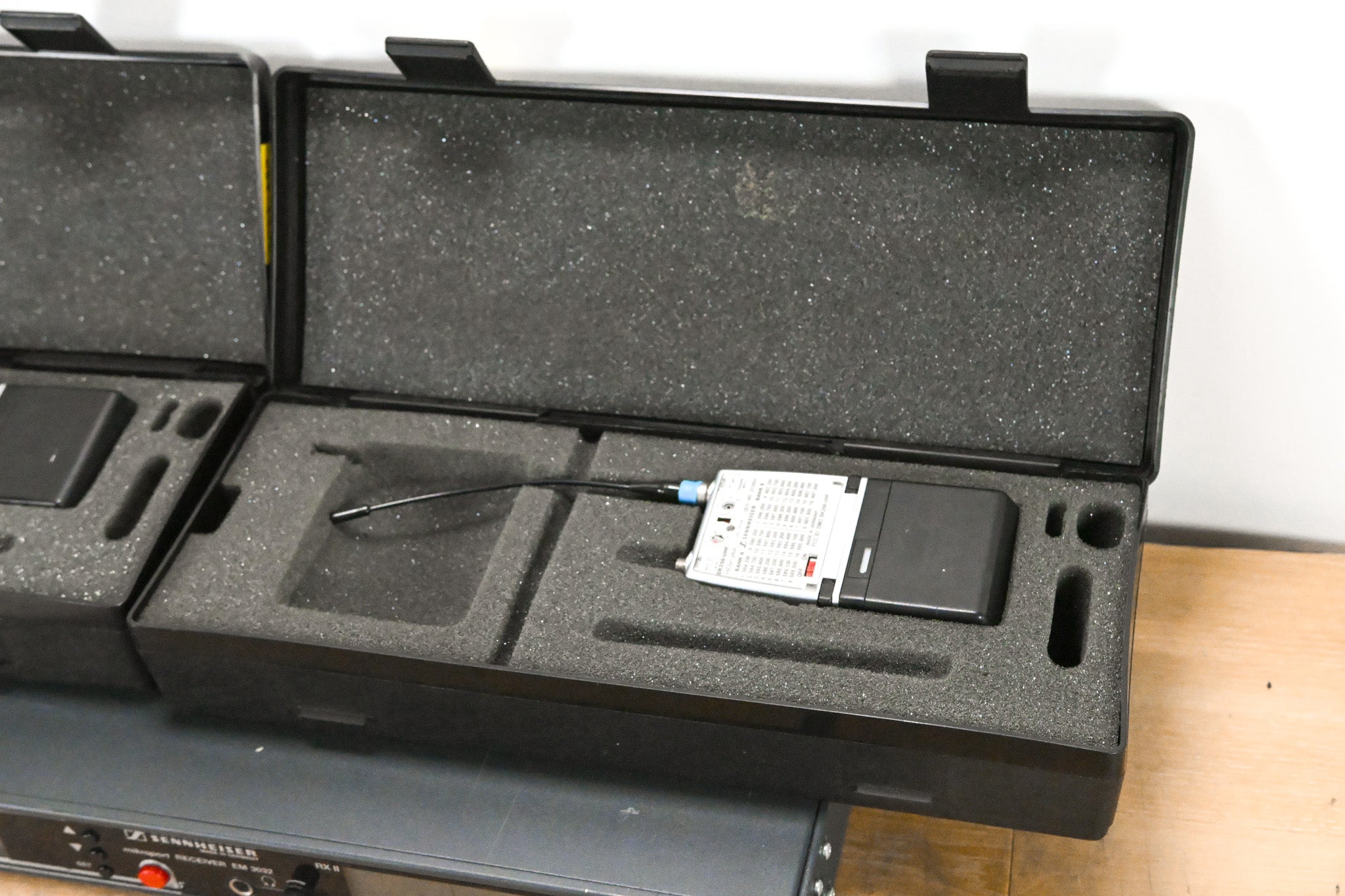 Sennheiser EM 3032-U Mikroport Receiver w/ SK250 Bodypacks 584-608 MHz